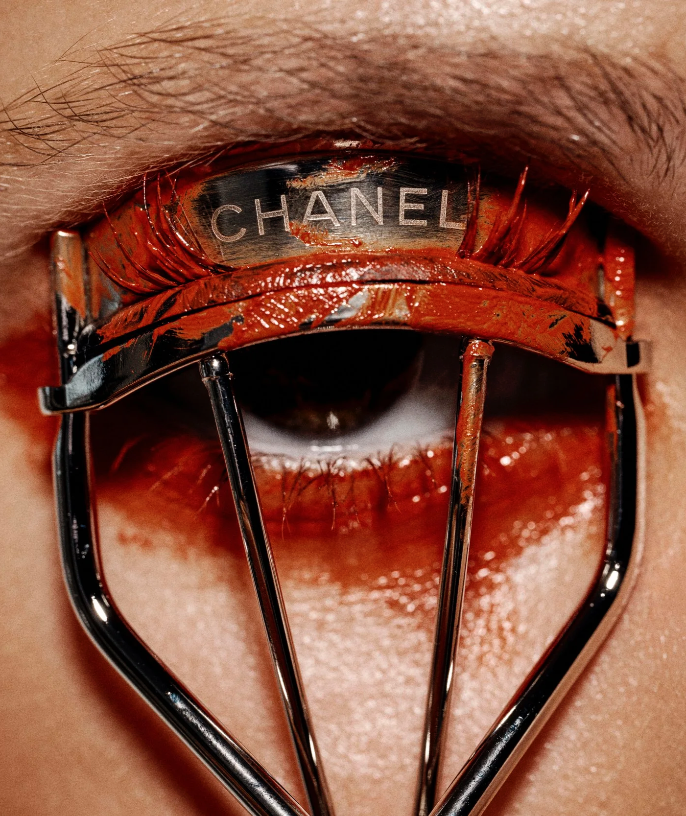 chanel_nicole_handy_sebastian_br%C3%BCll_d%C3%BCsseldorf_luxury_makeup_editorial.png