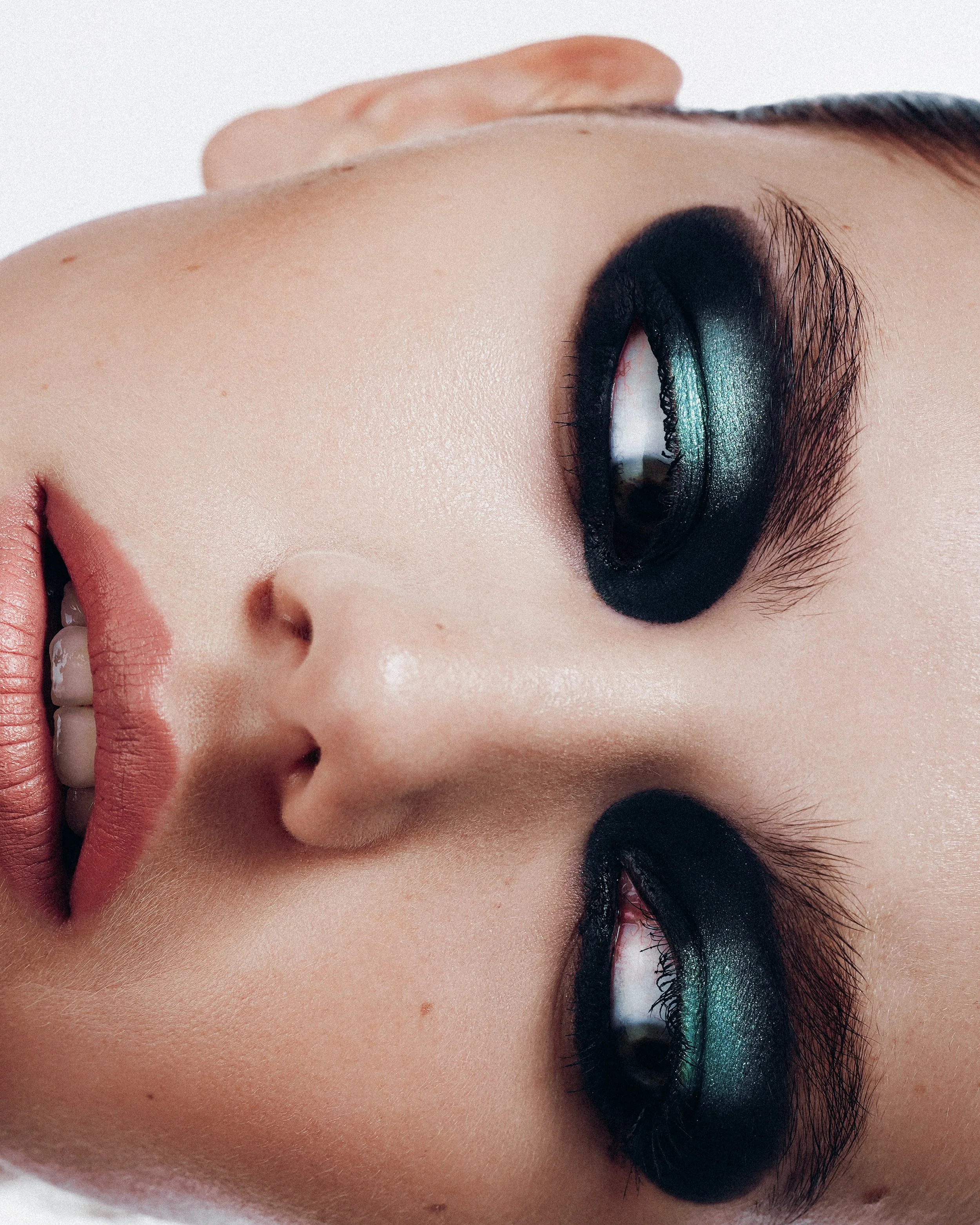 nicole_handy_glmr_blue_eyeshadow_black.jpg