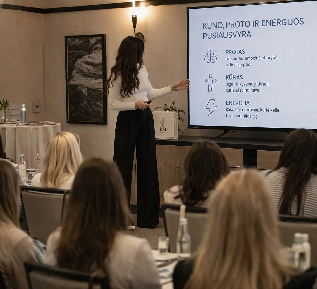 Sporto kineziterapeutė Austėja Miniotaitė veda mokymus įmonės darbuotojams apie fizinio aktyvumo poveikį energijai ir nuotaikai.
