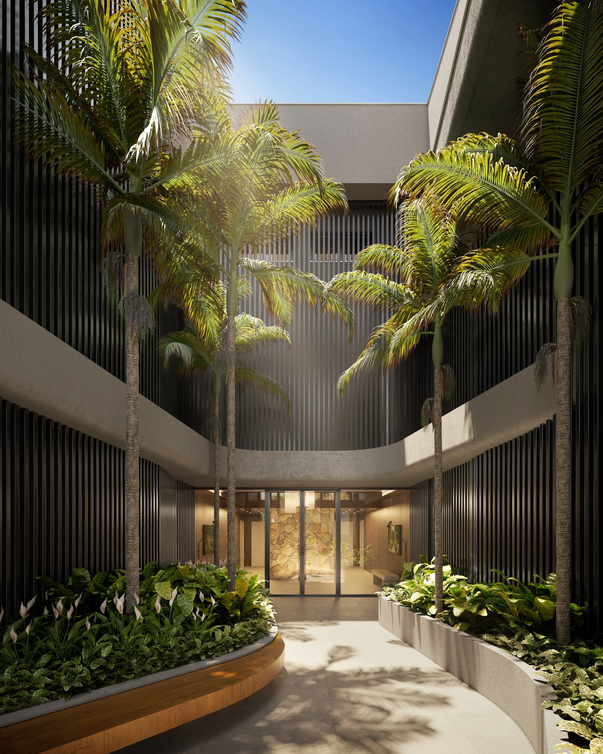 Entrada de prédio moderno com plantas tropicais, incluindo palmeiras, e paredes de madeira e concreto.