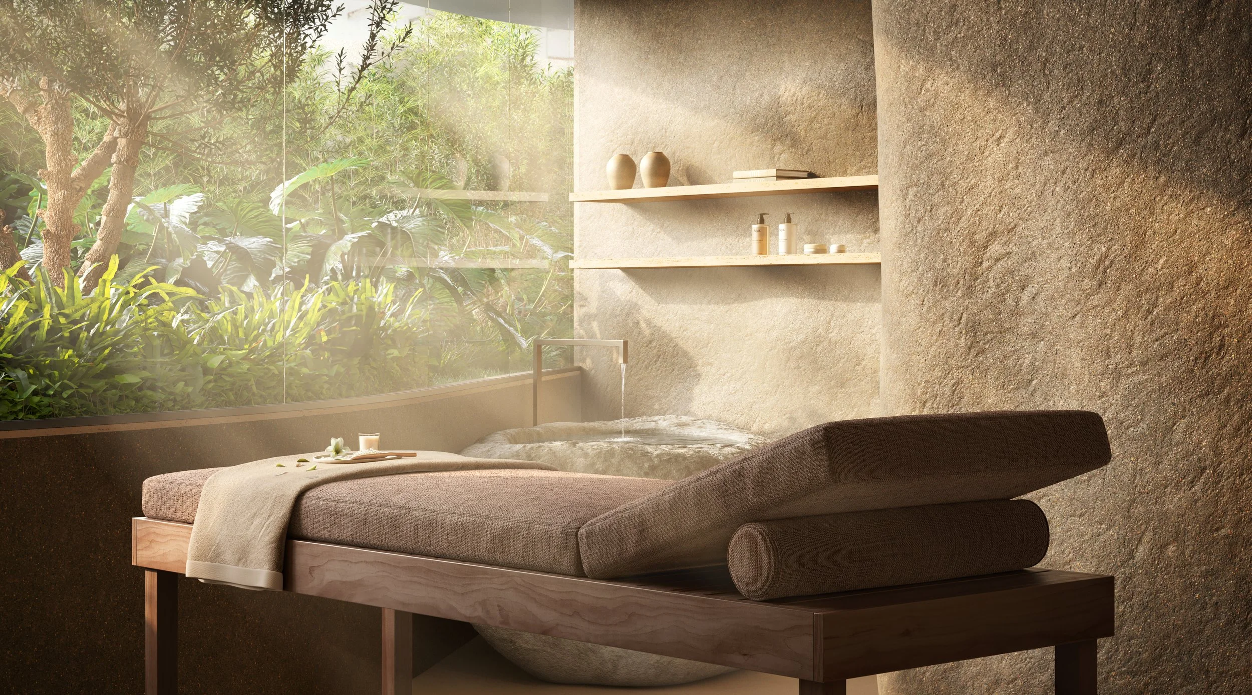 Sala de massagem com uma cama de madeira, travesseiro longo de tecido cinza escuro, toalha, vaso com vela e natureza visível pela janela grande