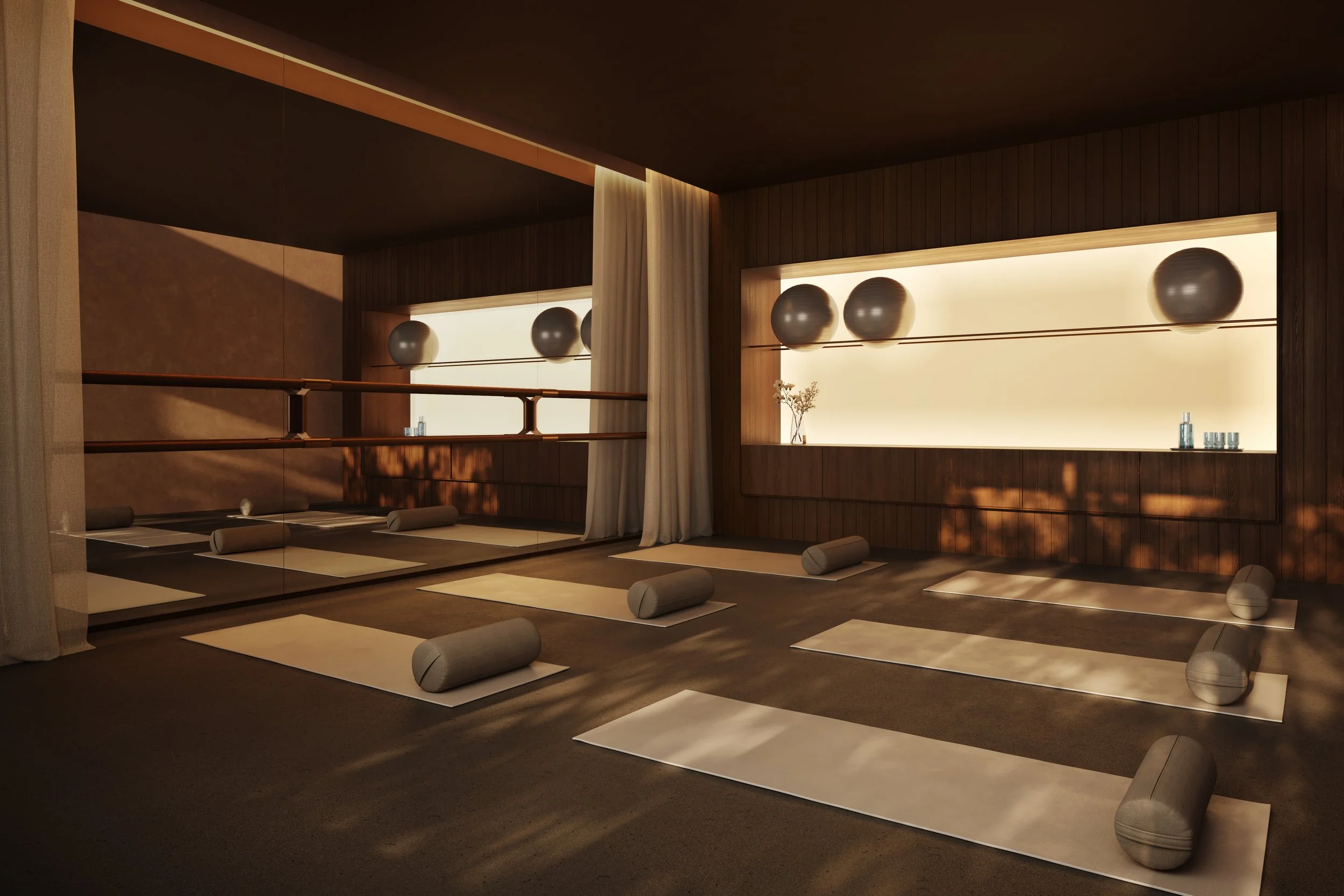 Sala de aula de yoga com tapetes e almofadas, decorada com bolas de exercício e iluminação suave.