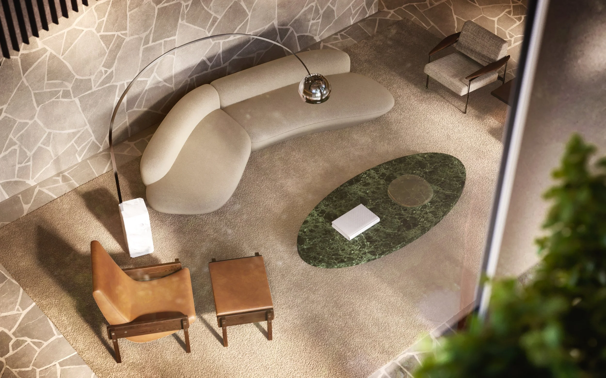 Imagem de uma sala de estar vista de cima, com uma grande poltrona branca curva, uma mesa de centro de mármore verde, duas cadeiras de madeira e uma poltrona cinza com braços de madeira. Há uma luminária de arco ao lado da poltrona branca e uma pared