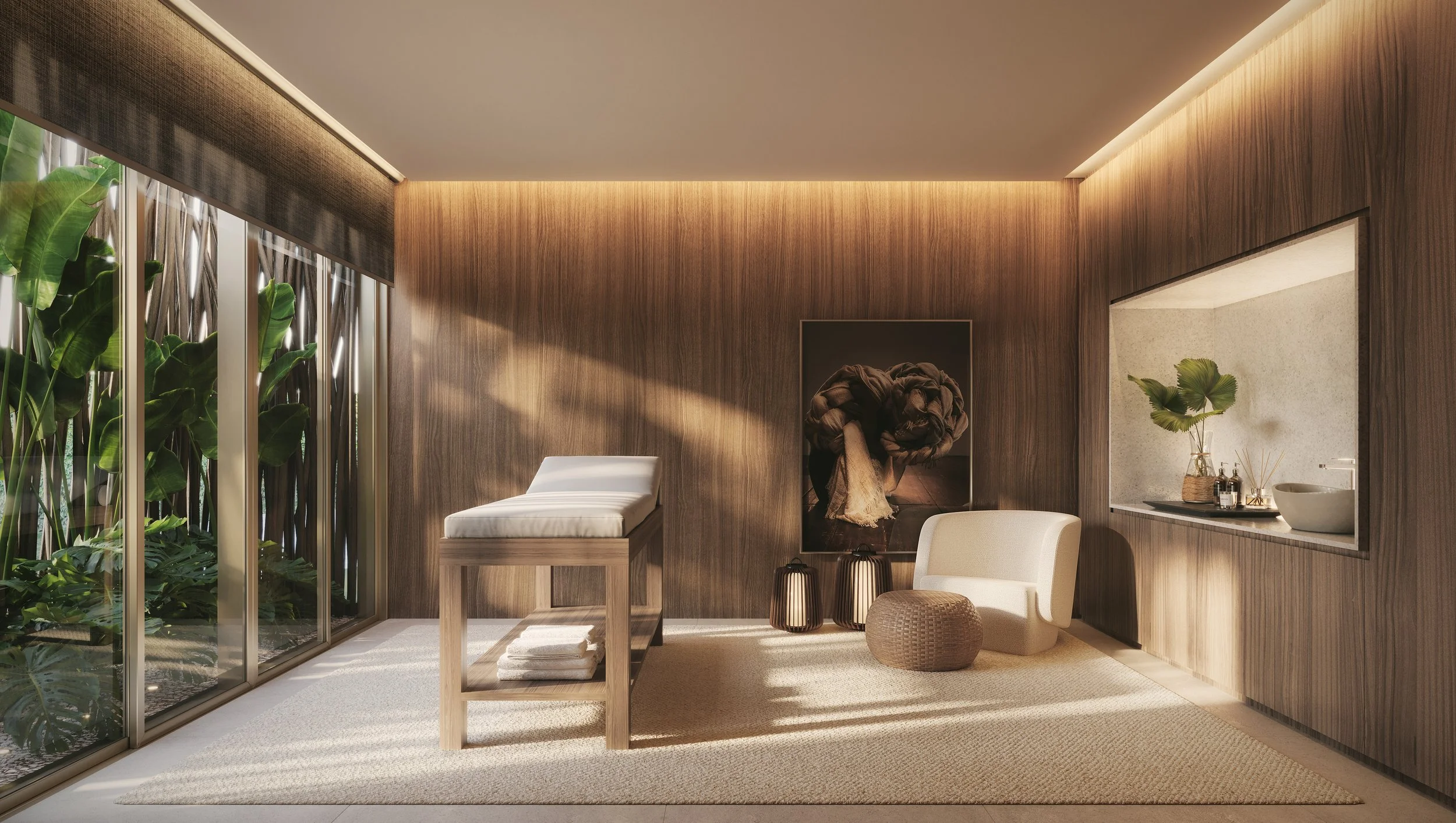 Sala de relaxamento com paredes de madeira, janela gigante com plantas verdes, mesa de massagem com toalhas, poltrona branca, almofada de crochê, quadro com arte moderna, luminárias de chão, e decoração minimalista.
