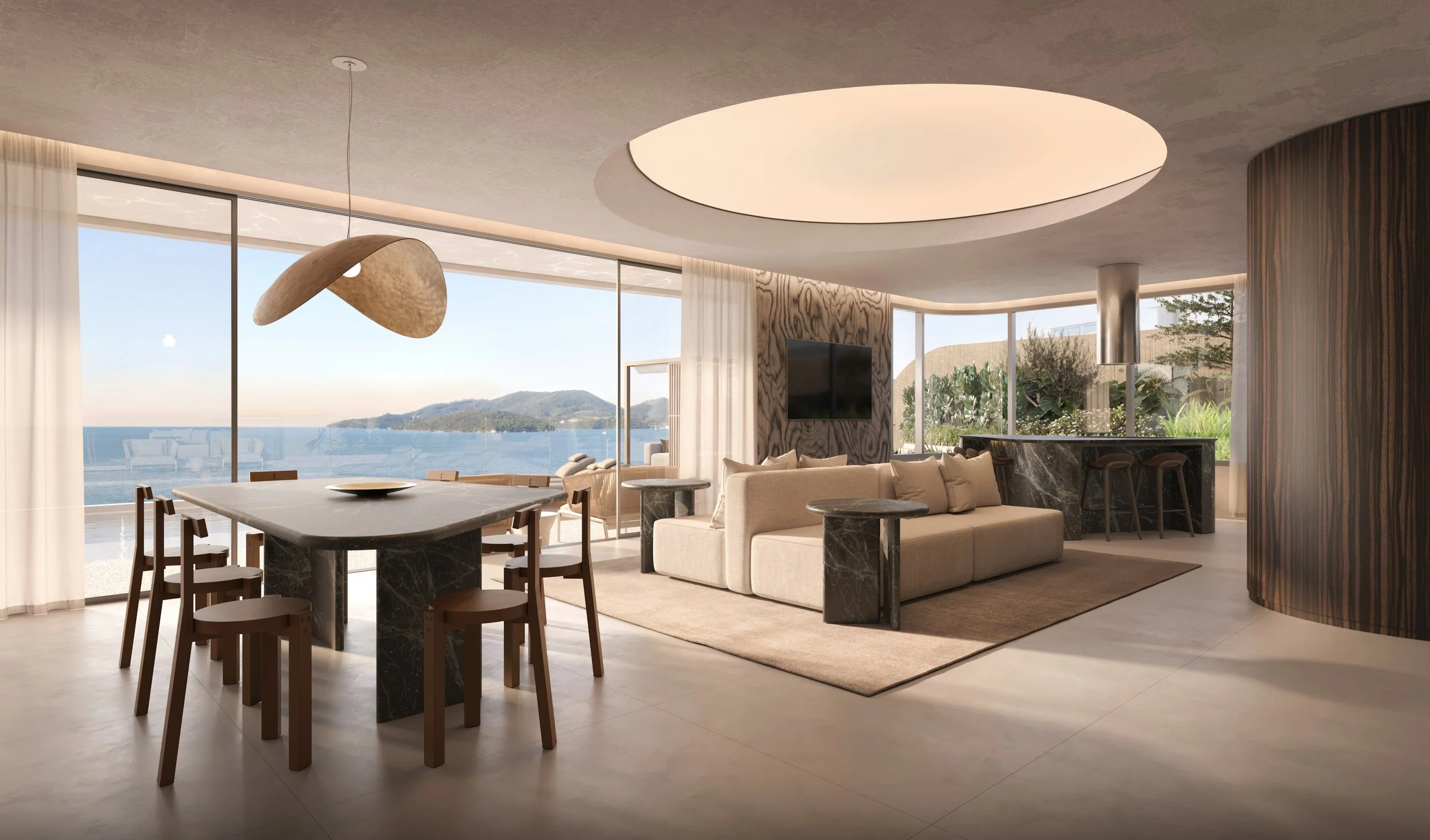 Sala de estar moderna com vista para o mar, sofá cinza, mesa de centro, televisão na parede, área de jantar com mesa de mármore e cadeiras de madeira, iluminação natural com cortinas brancas.