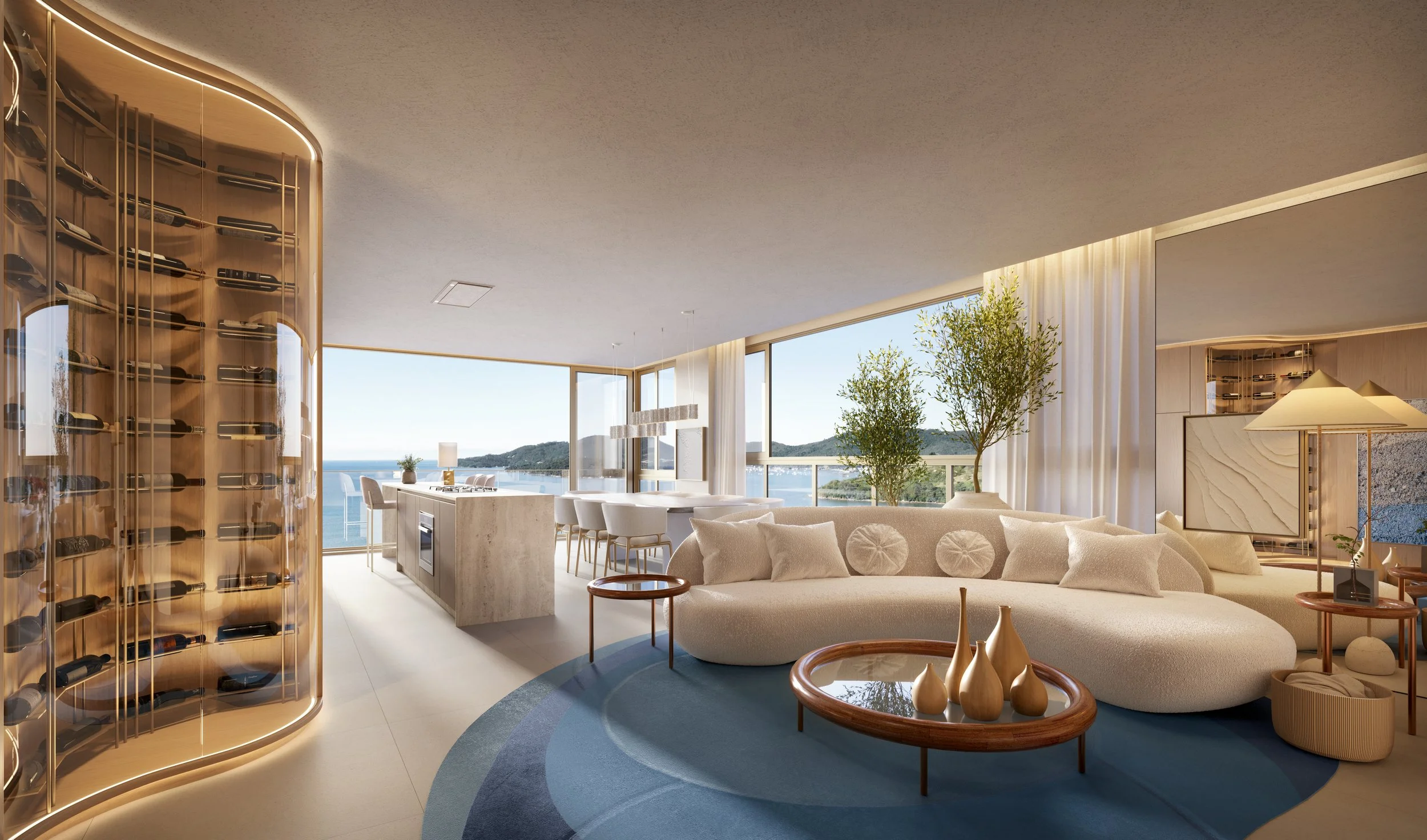 Sala de estar moderna com vista para o mar, sofá branco, mesa de centro de madeira com vasos decorativos, paredes de vidro, planta e iluminação suave.