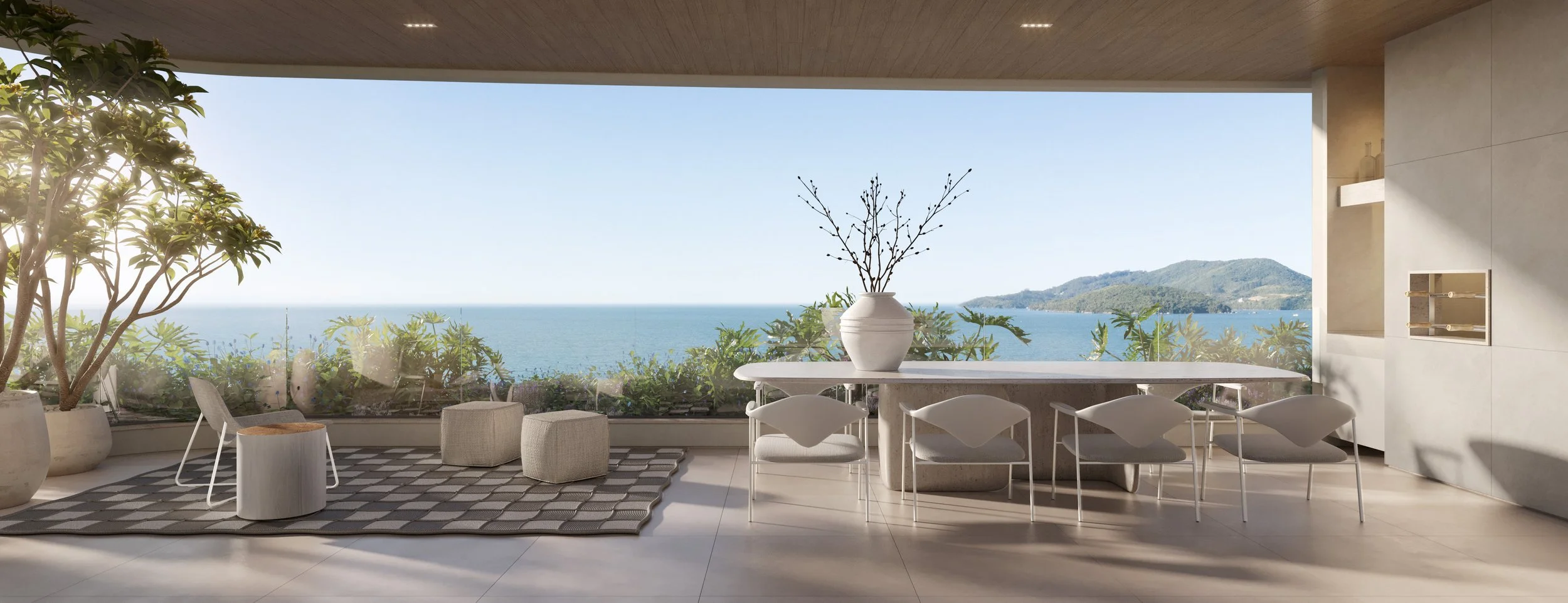 Sala de jantar moderna com vista para o mar, com mesa branca, cadeiras brancas, vaso de cerâmica com galhos secos, sofá branco e plantas ao redor, em ambiente bem iluminado.