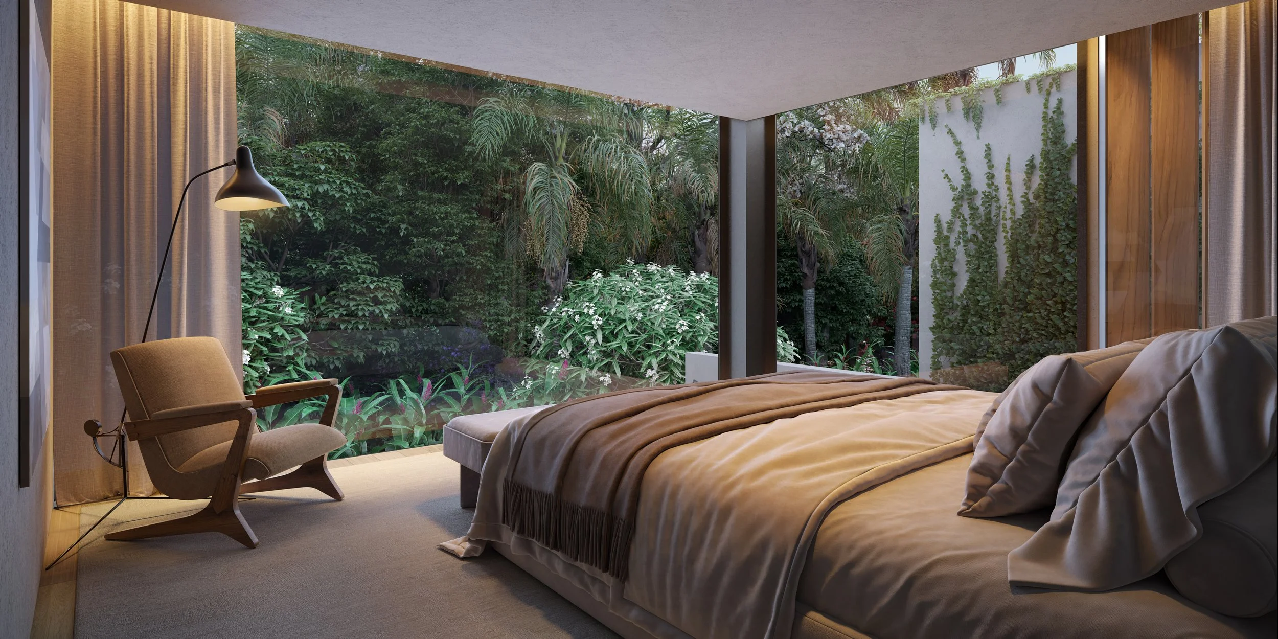 Quarto confortável com vista para um jardim com plantas verdes e árvores, parede de vidro grande, cama com roupa de cama bege, cadeira de leitura de madeira com estofado bege, luminária de pé preta ao lado da cadeira, cortinas bege e detalhes de made