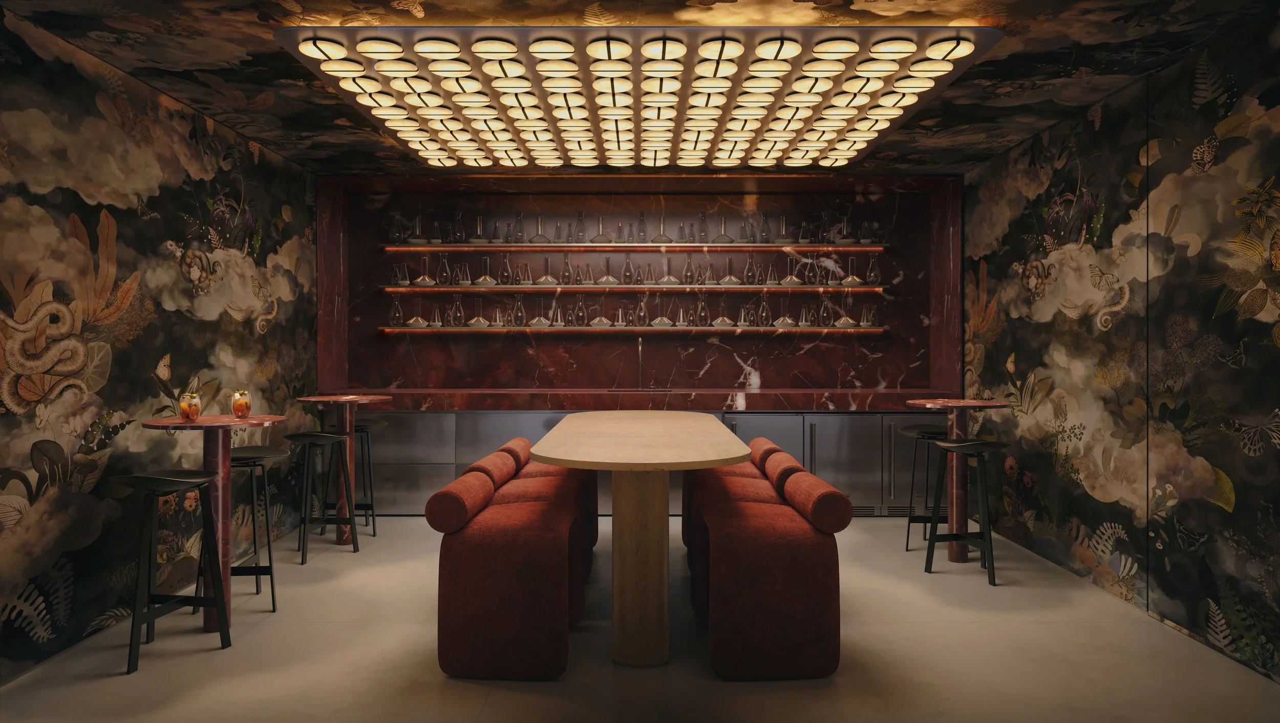 Sala de jantar moderna com paredes decoradas com papel de parede com padrão de animais e plantas, teto com iluminação de luzes circulares, mesa oval de pedra com bancos acolchoados vermelhos ao redor, e prateleiras de vidro com taças de vinho na pare