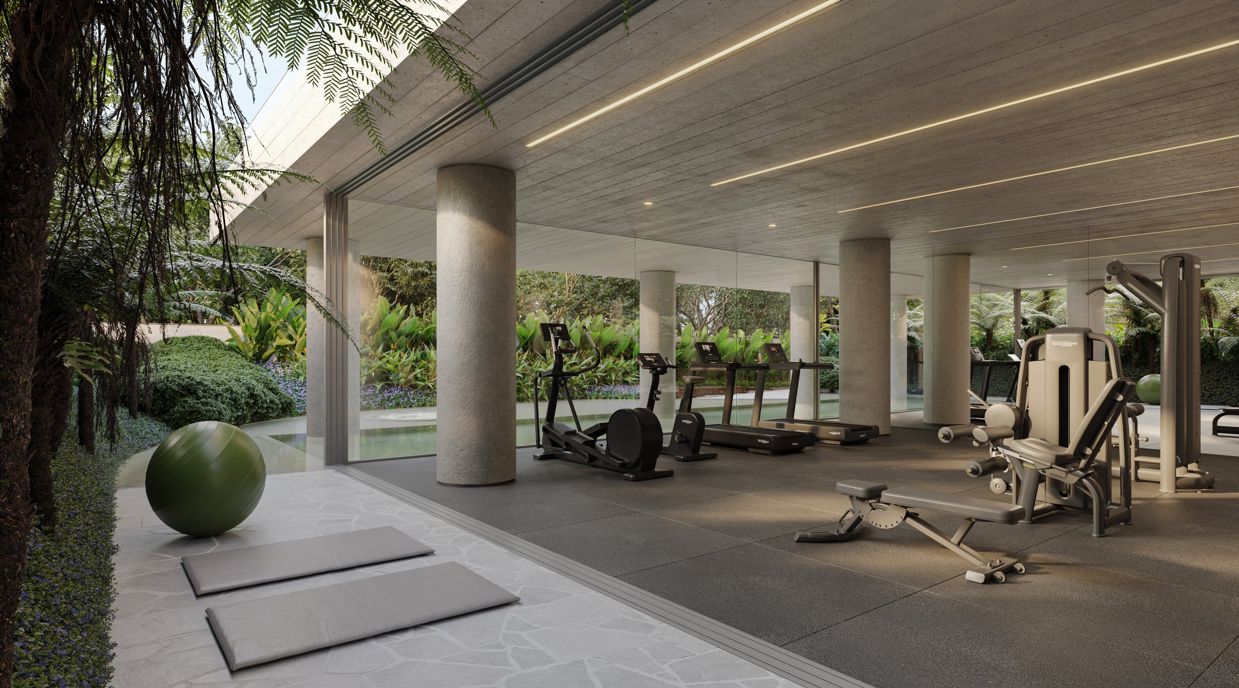 Sala de ginástica moderna com equipamentos, piso de borracha, janelas de vidro e vista para jardim com plantas verdes.