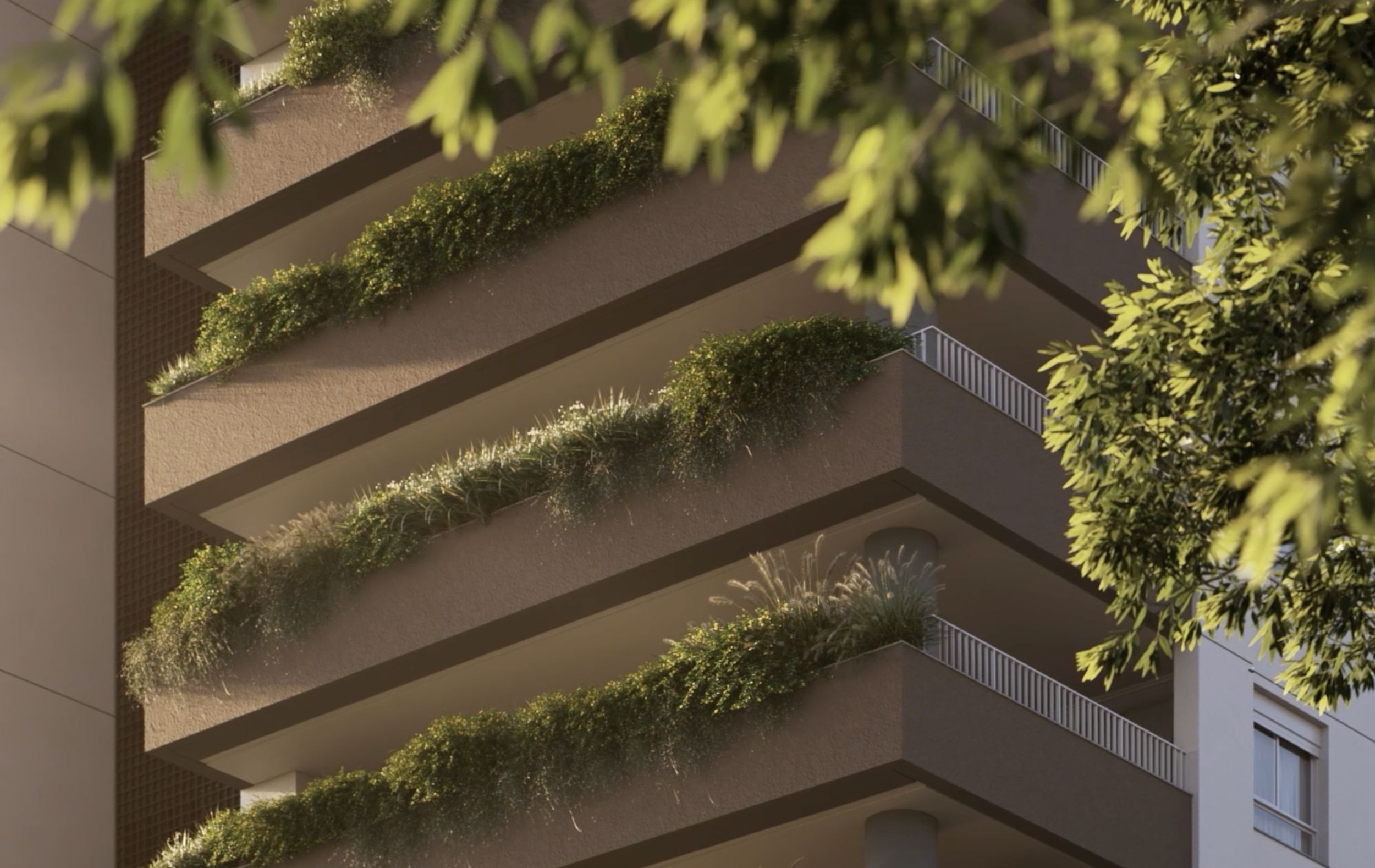 Prédio residencial com três andares visíveis, cada um com varandas decoradas com plantas verdes e vegetação, com árvores ao redor parcialmente bloqueando a vista.