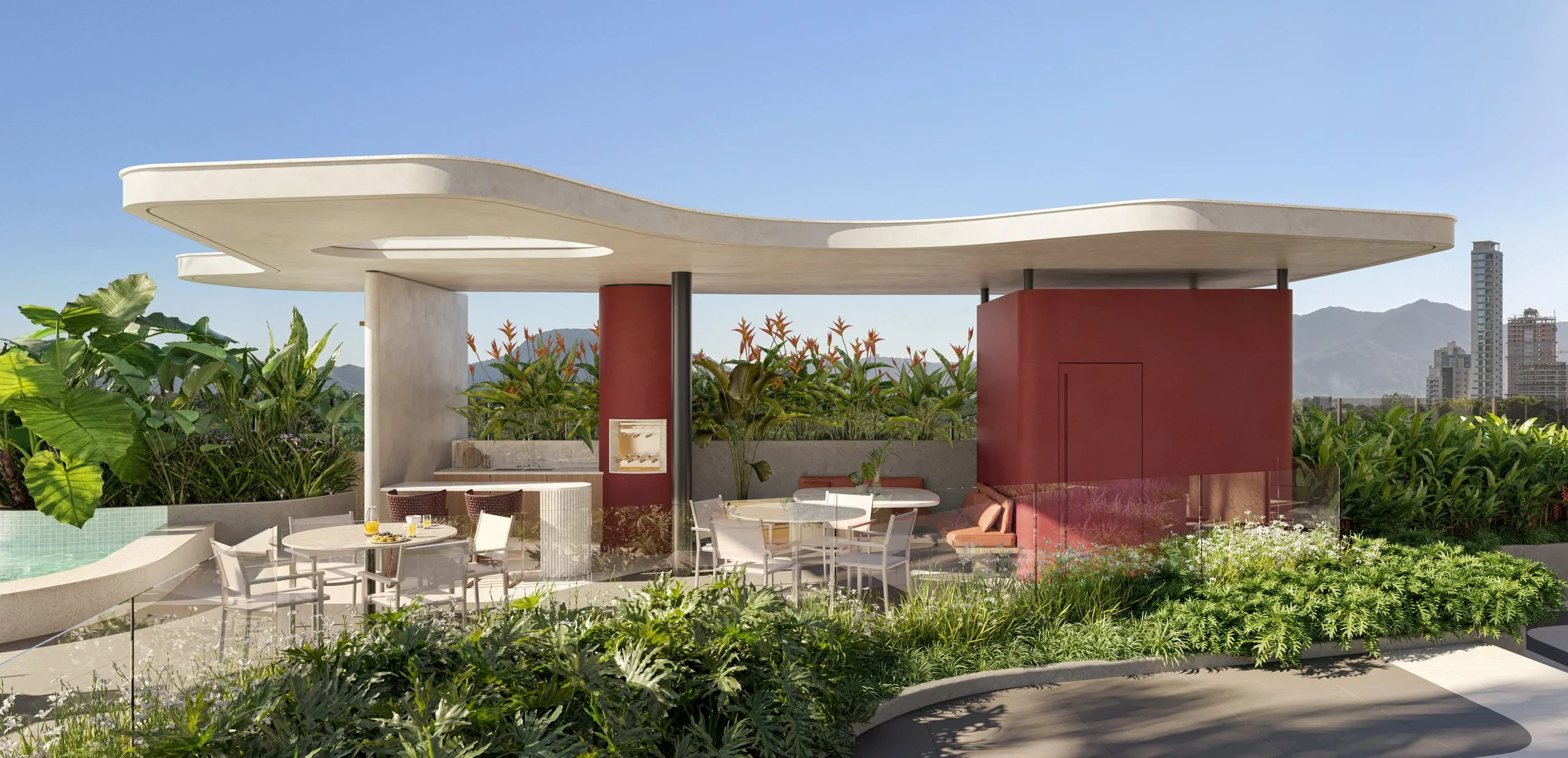 Área de lazer ao ar livre com mesas, cadeiras e muitas plantas verdes, com prédio ao fundo e céu claro.