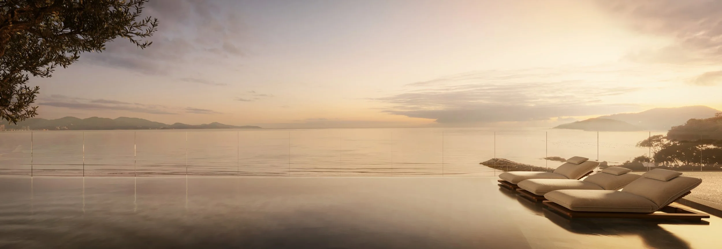 Cadeiras de descanso próximas à borda de uma piscina de frente para o mar ao pôr do sol em Perequê Porto Belo, com céu nublado e montanhas ao fundo.