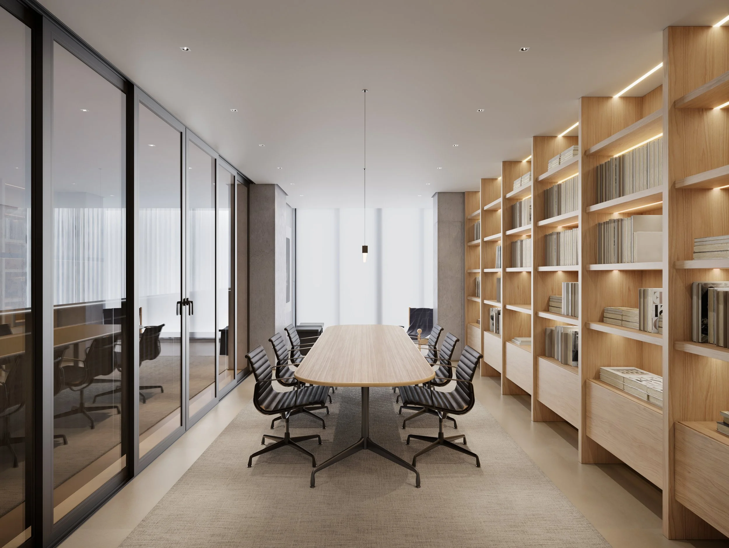 Sala de reunião com mesa de madeira, cadeiras pretas com rodízios, estante de livros de madeira ao lado, paredes de vidro, iluminação moderna no teto.