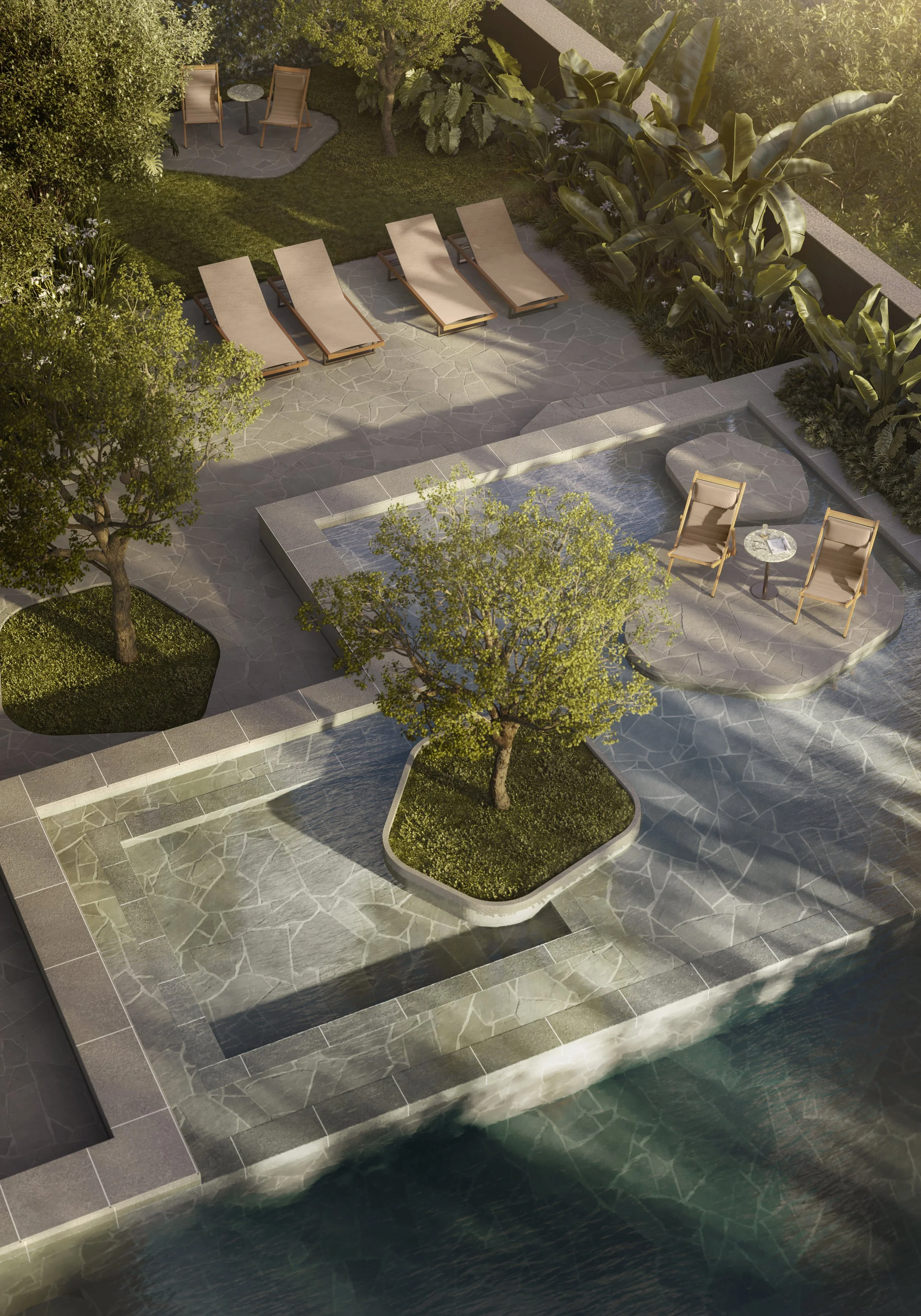 Vista de uma área de piscina com espreguiçadeiras e cadeiras ao redor, árvores e plantas, em um ambiente ao ar livre.