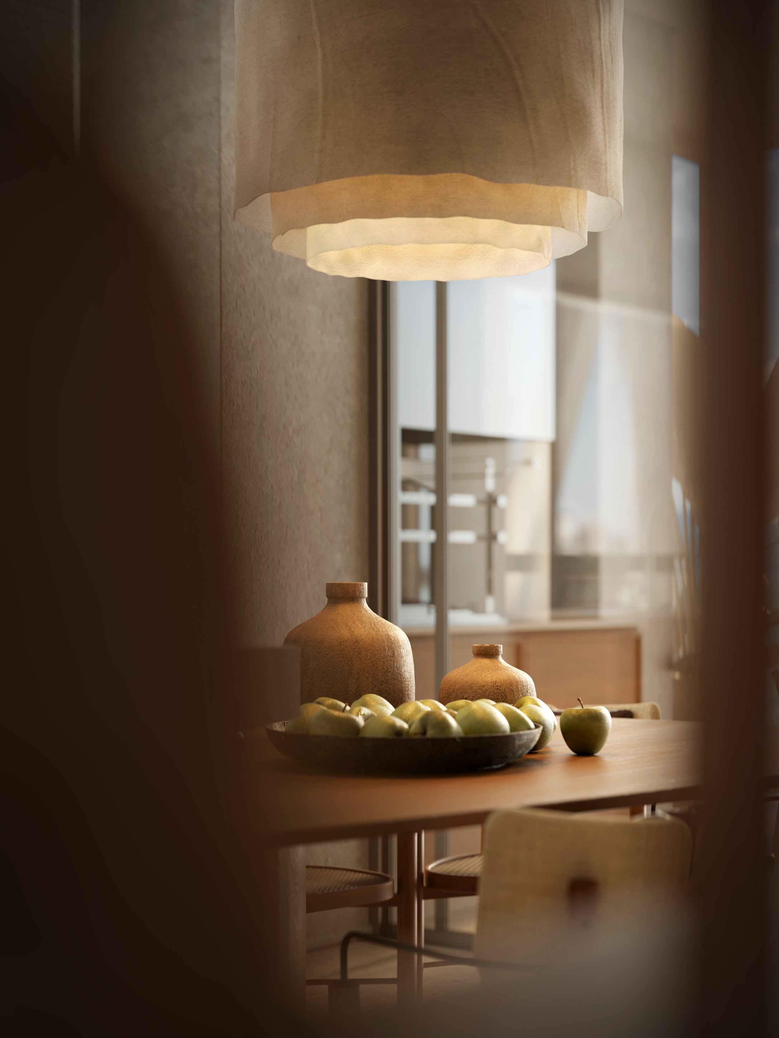 Mesa de madeira com duas cerâmicas e uma tigela com maçãs verdes na sala de estar com iluminação suave e janela ao fundo