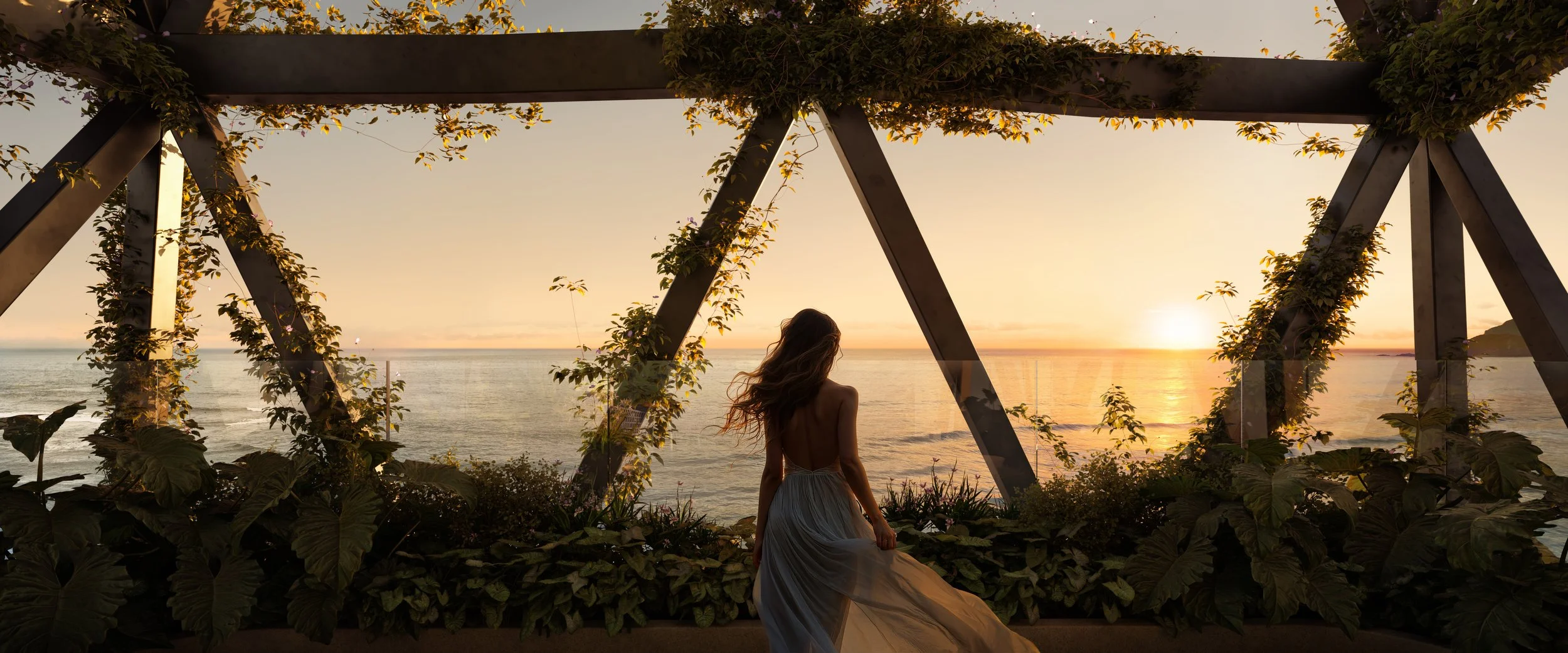 Mulher de costas observando o pôr do sol sobre o oceano, com estrutura de metal e plantas ao redor, na beira da praia.