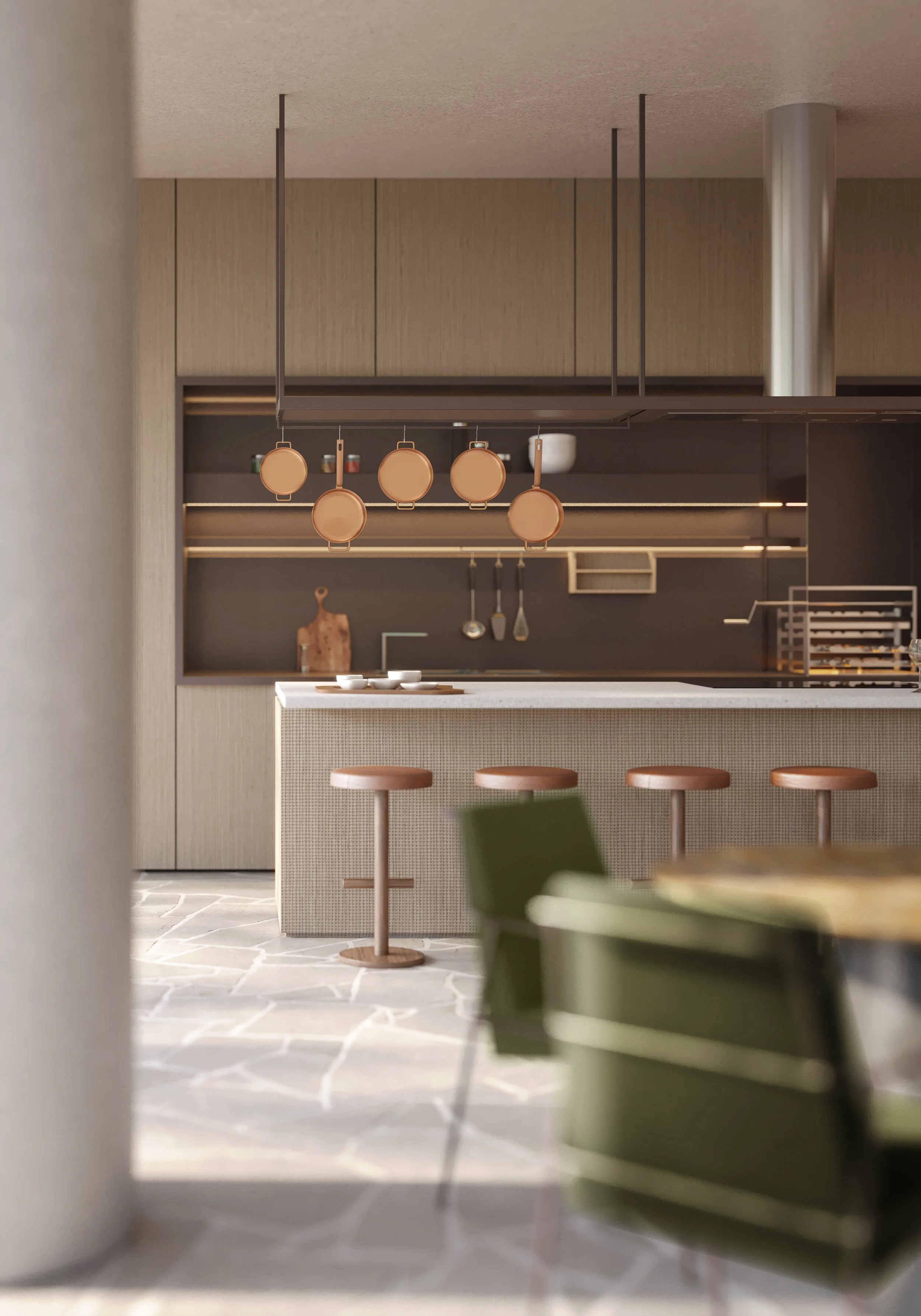 Cozinha moderna com ilha central, bancos de couro, iluminação suspensa e armários de madeira, decorada com utensílios de cozinha e detalhes elegantes.