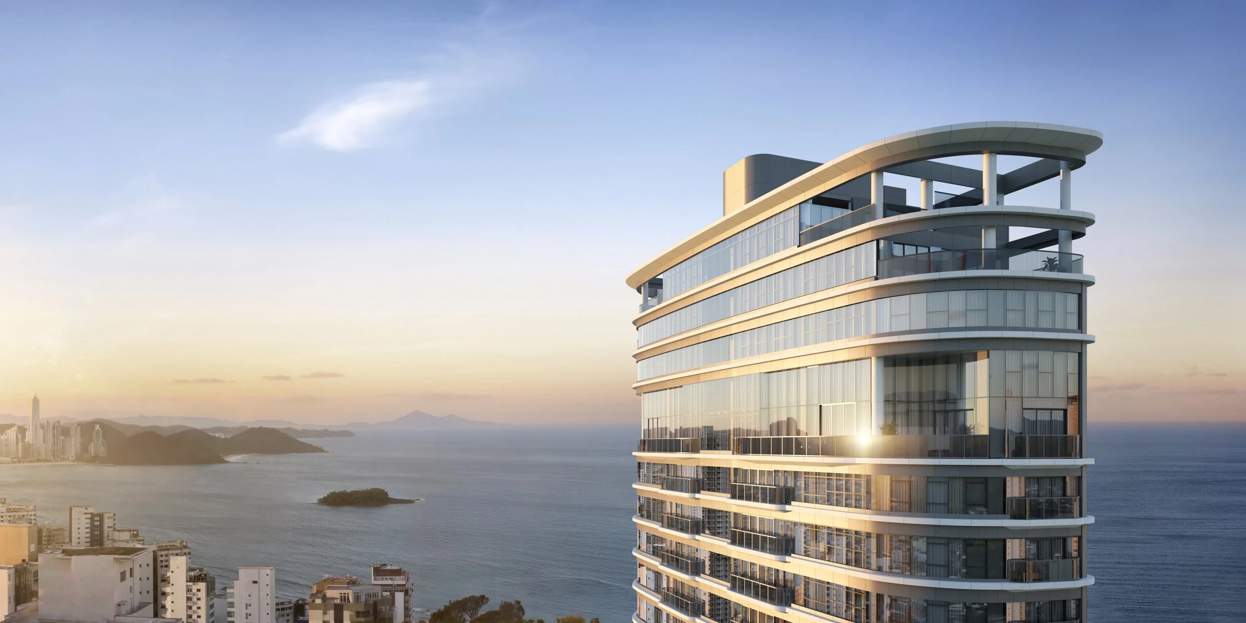 Edifício moderno em Recife com várias sacadas de vidro, situado na orla à beira do mar ao amanhecer ou entardecer.