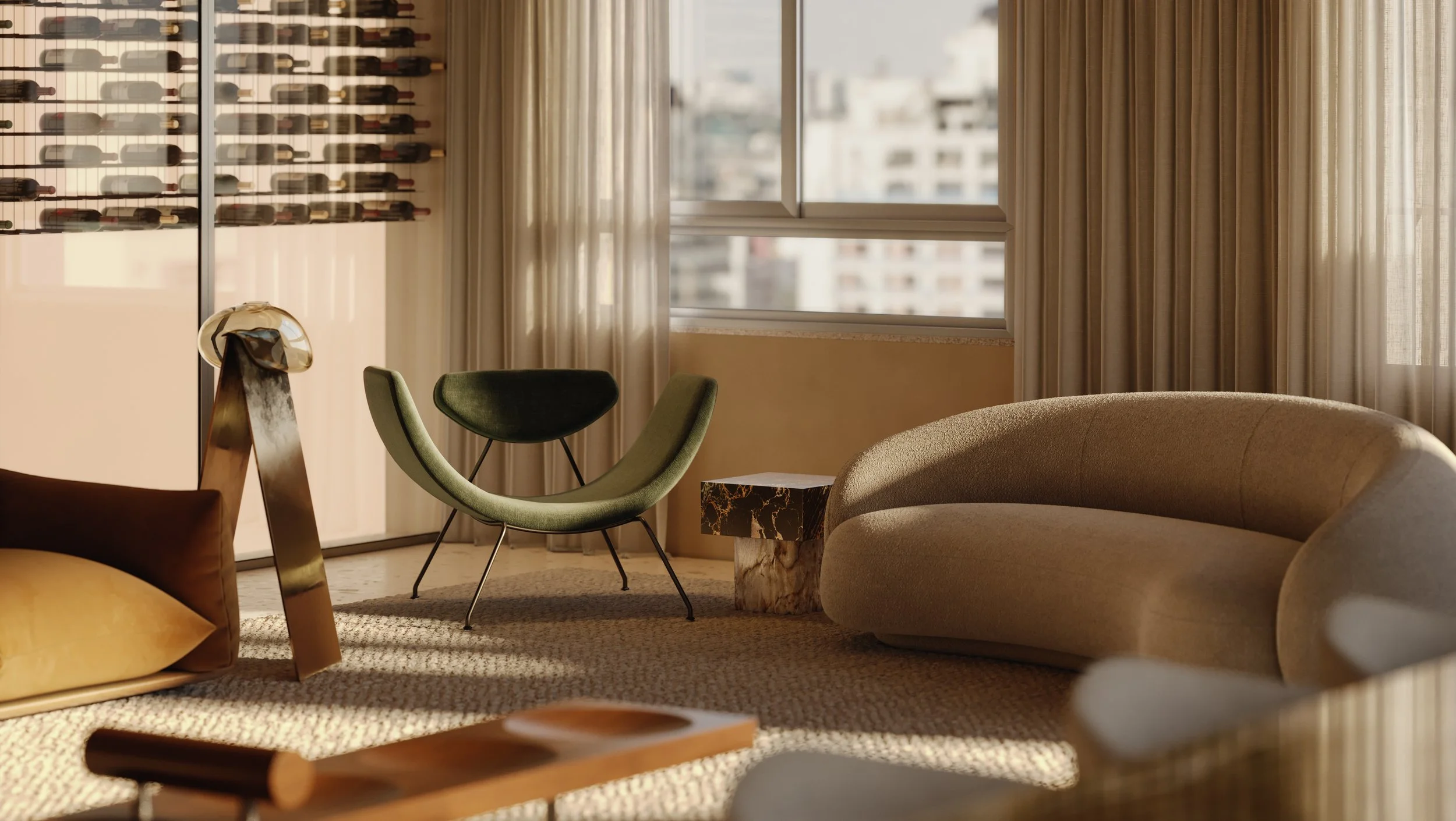 Sala de estar com sofá bege, cadeira verde com encosto curvado, cortinas claras, parede de vidro com vista de prédios urbanos, tapete bege, mesa de centro de mármore com base de madeira