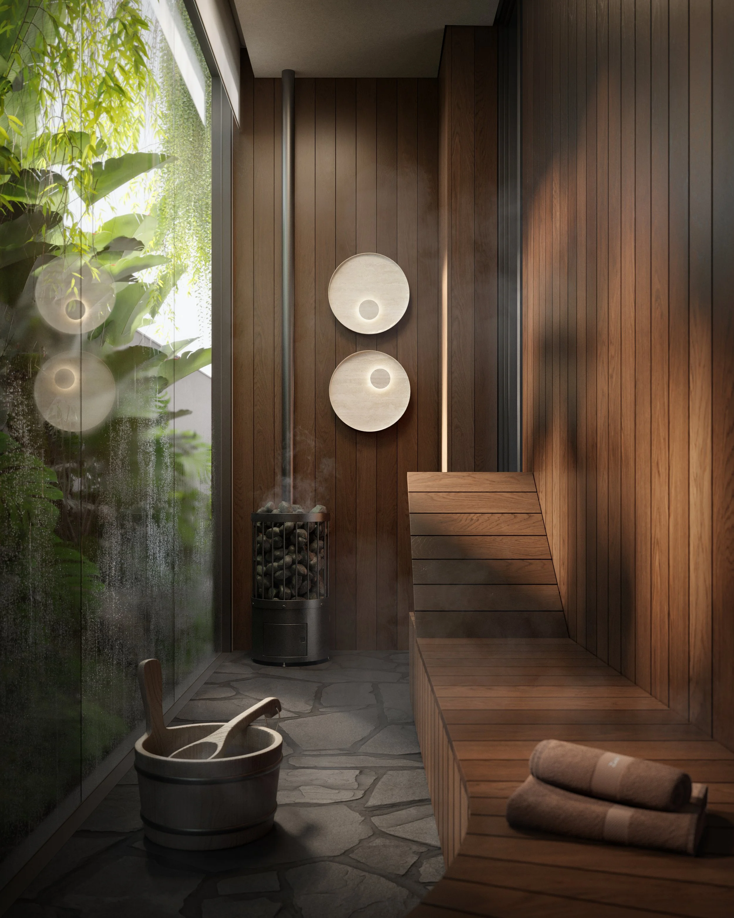 Sala de sauna com paredes de madeira, cadeiras de madeira, toalhas em cima, uma sauna de parede com pedra, uma panela de madeira com colher, parede de vidro com plantas na parte externa e luminárias decorativas.