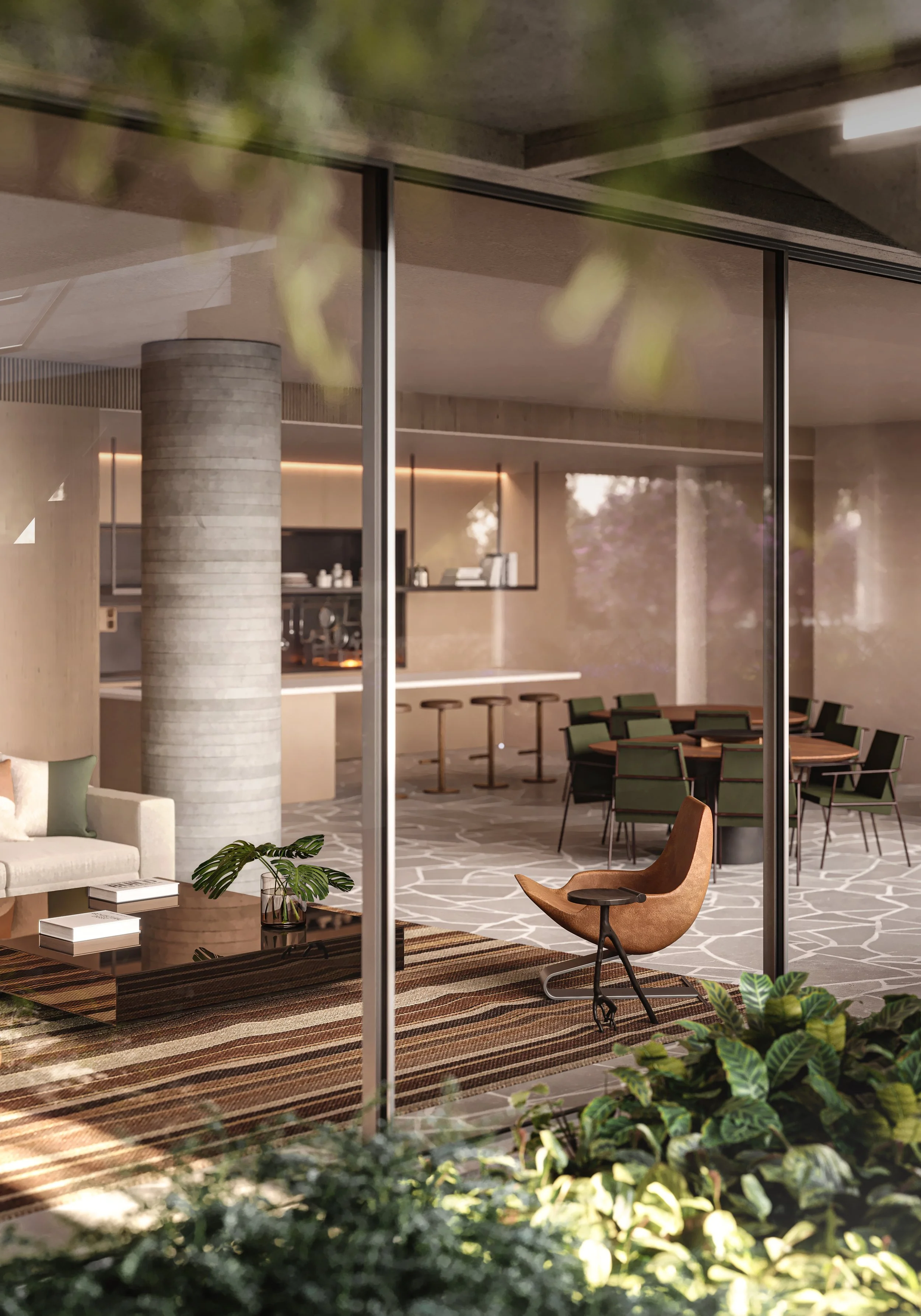 Sala de estar moderna com poltrona de couro, mesa de centro, sofá branco, plantas decorativas, área de café com bancos e mesa, paredes de vidro, iluminação suave e piso de pedra