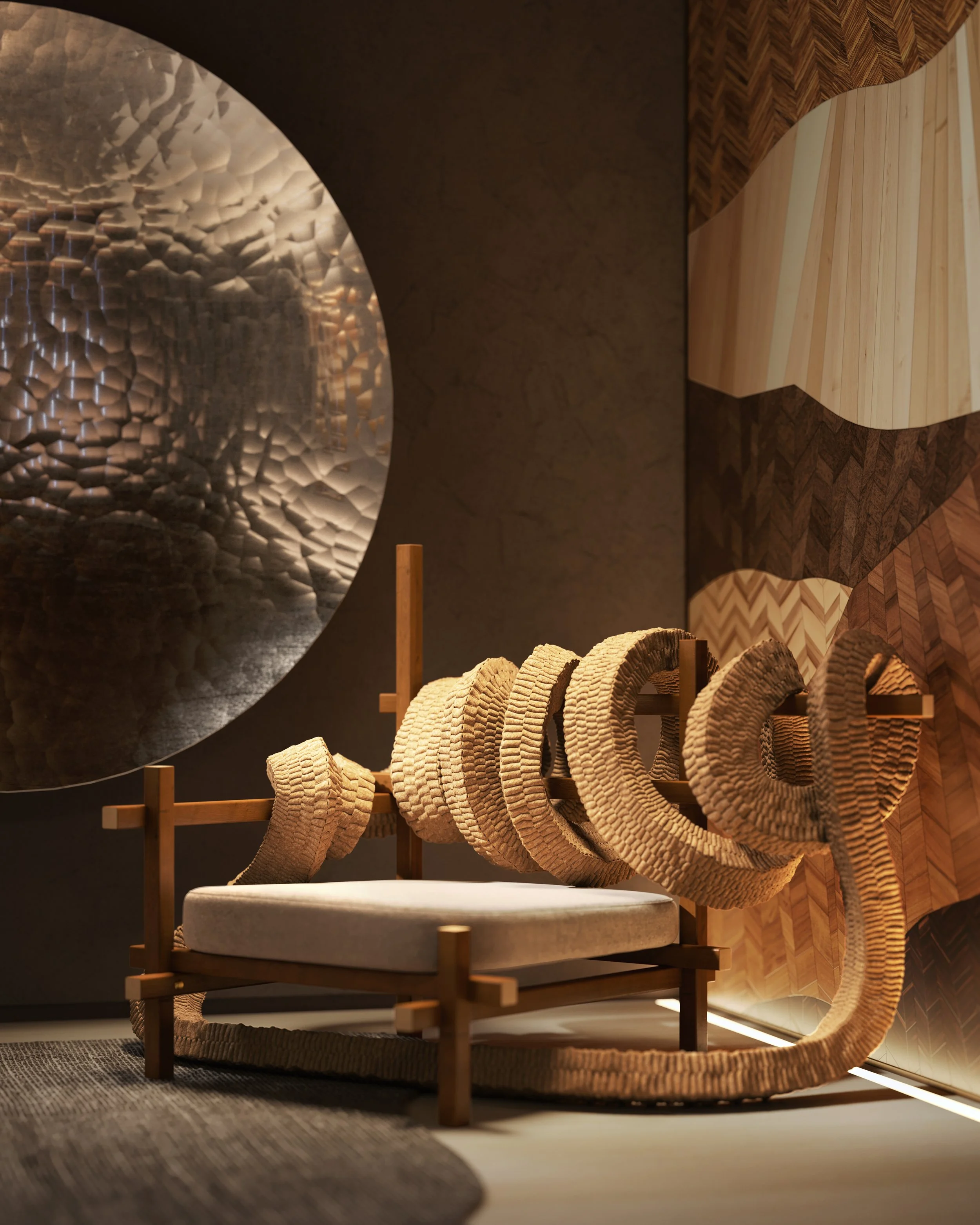Cadeira de design com estrutura de madeira e encosto tridimensional de palha trançada, em um ambiente com parede decorada com painéis de madeira e um painel metálico brilhante arredondado ao fundo.