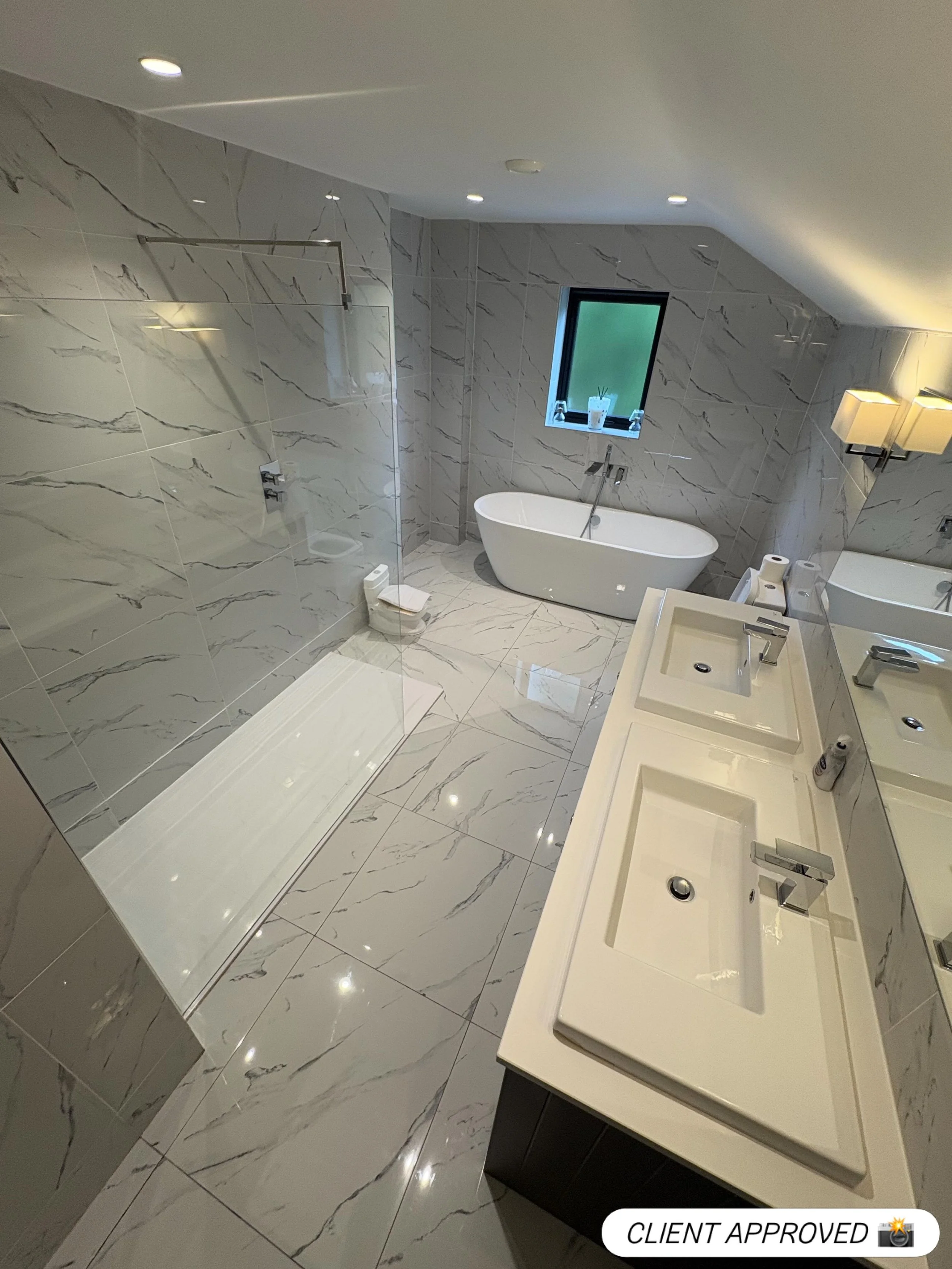 Bathrooms are made for relaxing in, not scrubbing. Let us maintain them for you. 🛁🫧

This is one of our regular client's bathrooms, where we maintain a flawless streak-free shine across every single surface and fixture, making sure everything is pe