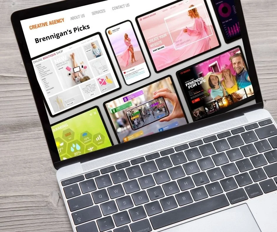 Website. Capture d'écran affichant plusieurs pages web et applications sur un ordinateur portable, avec des images de sites internet, une application météo, un film, et des graphiques, sur un fond de bureau en bois.