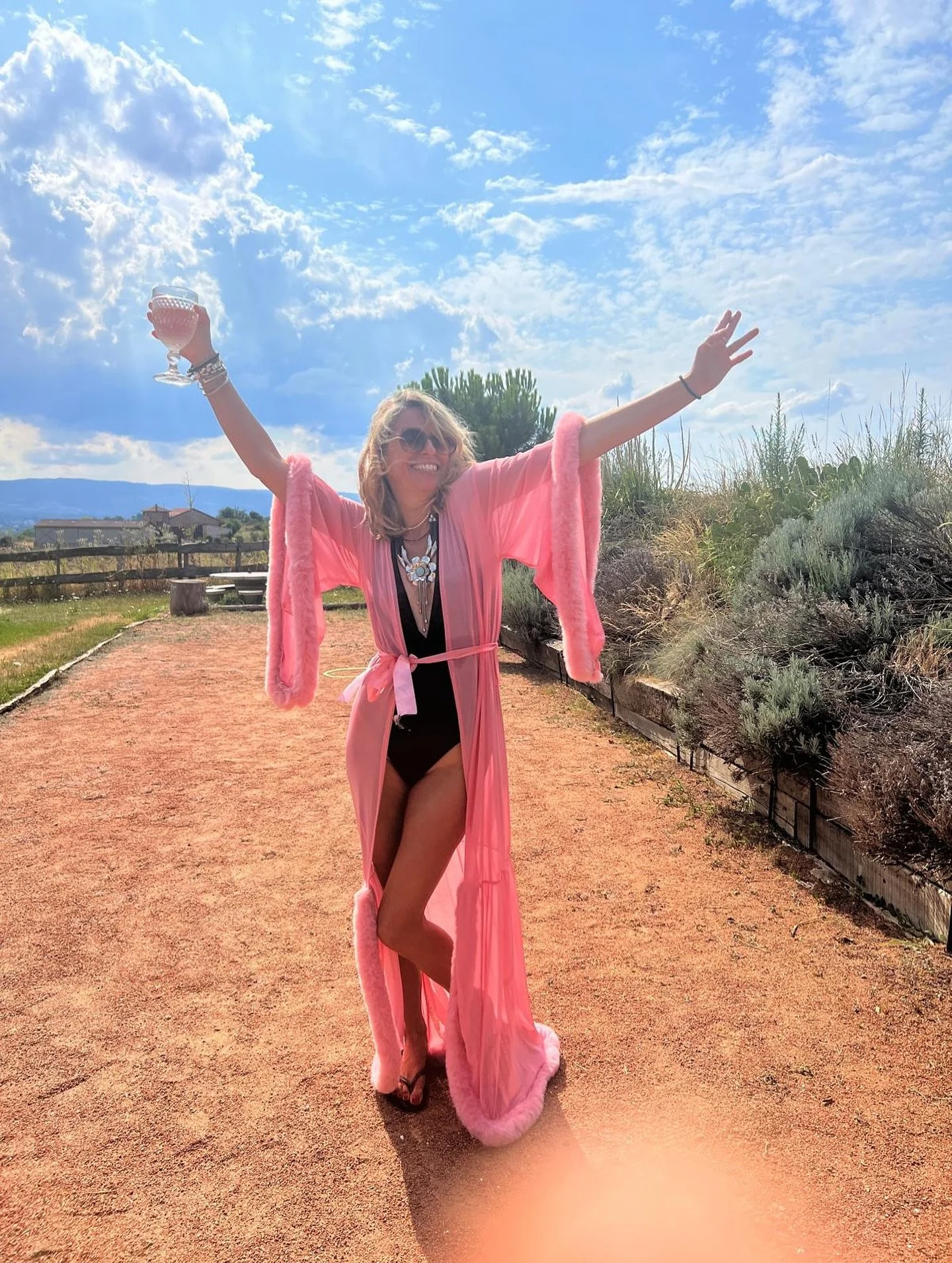 MERCI pour tous vos messages !!!

Bien f&ecirc;t&eacute; mon dernier jour de 50 et bien mon premier de 51!!! Je m&rsquo;en remets tout juste!!🤪🤪🤪

Vous &ecirc;tes tous des amours, &ccedil;a fait chaud au coeur tous ces msg, je vous souhaite un tr&