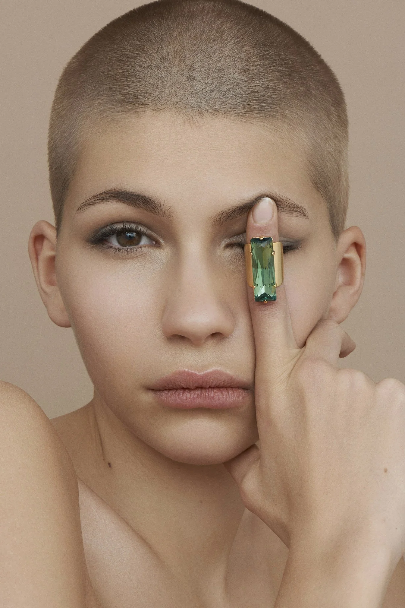 Photo ©Fred Leveugle
 Maquillage coiffure ©Peggy Valor