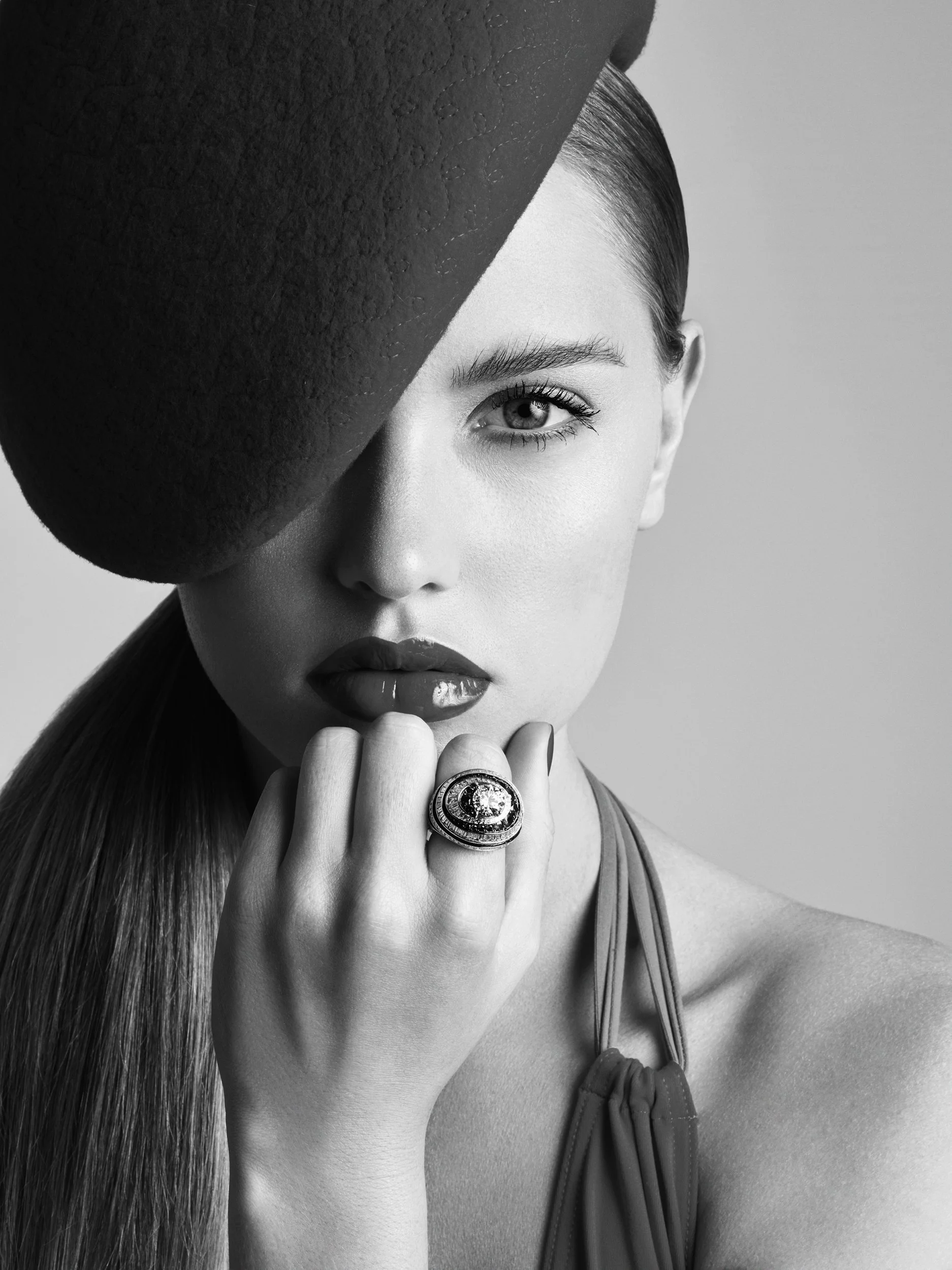 Magazine l'Officiel, Photo ©Seb Michel 
Maquillage coiffure © Peggy Valor
