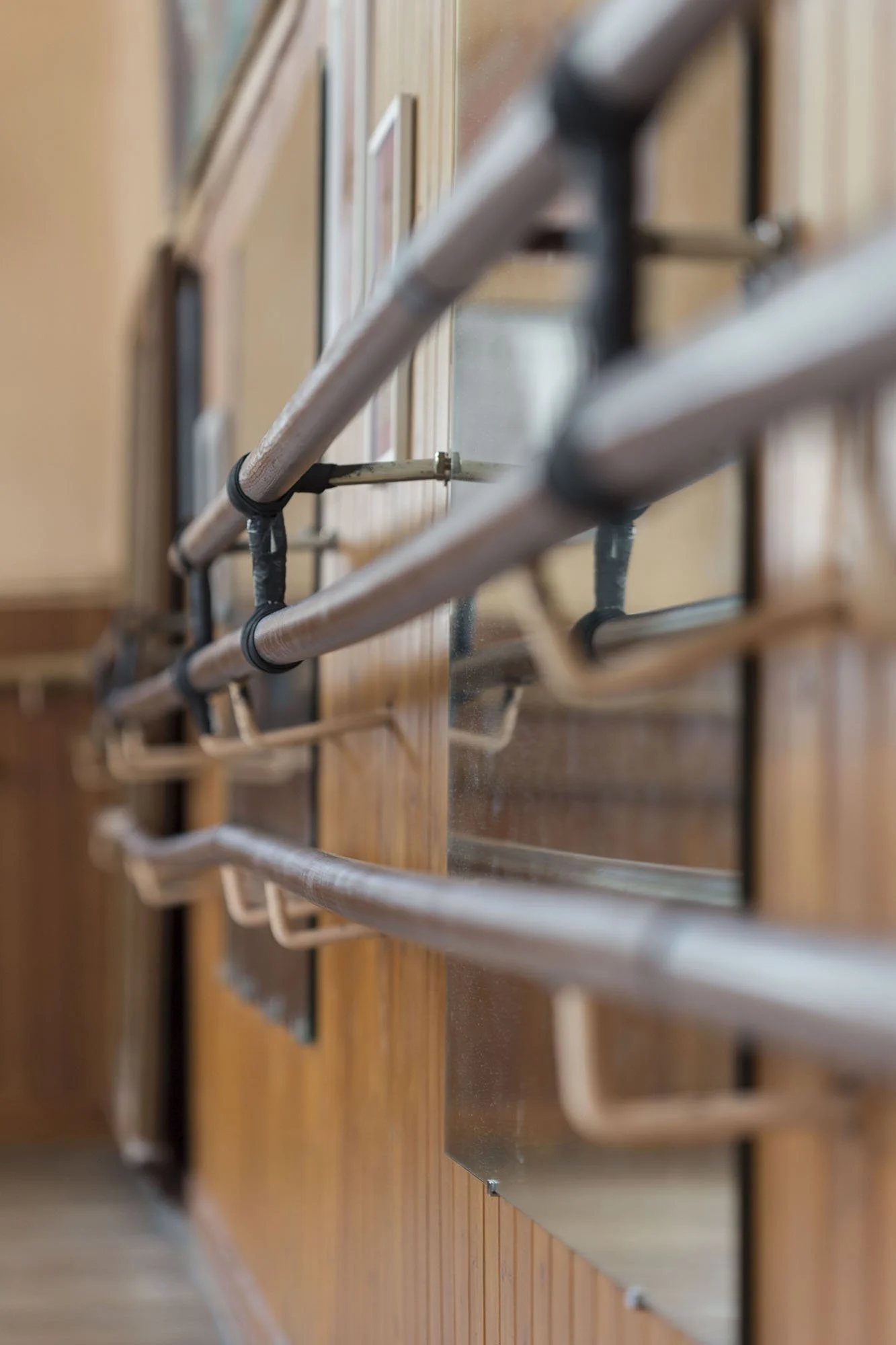 Barres et miroirs dans le studio de l'école de danse La Sylvaine à Fontainebleau.
