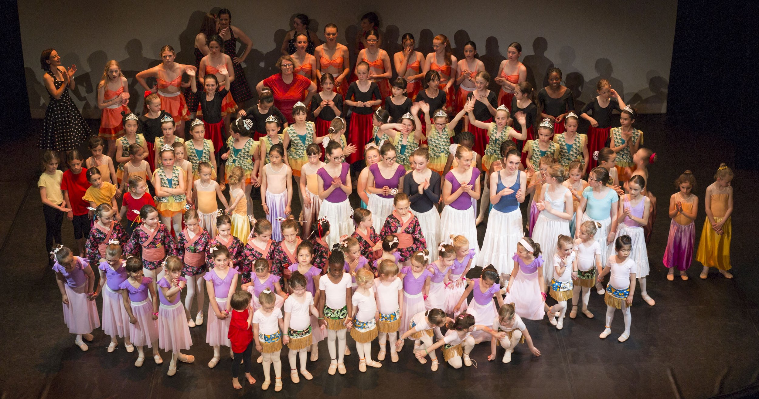 Ensemble des danseurs de l'école, enfants et d'adultes après le final du grand spectacle de danse de 2025 au Théâtre Municipal de Fontainebleau.