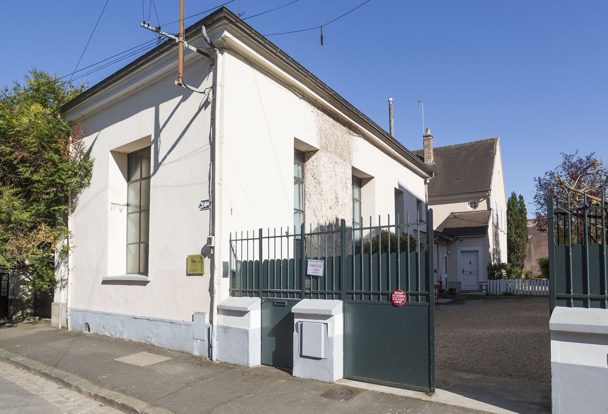 L'école La Sylvaine à Fontainebleau vue depuis la rue