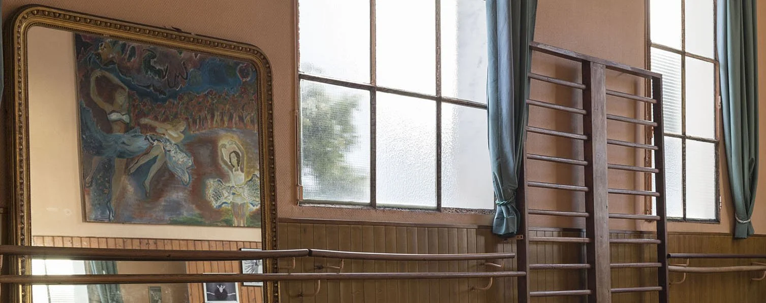 Vue de l'intérieur du studio de danse de l'école La Sylvaine, miroirs, barres et peintures de michel Terrasse, côté cour.