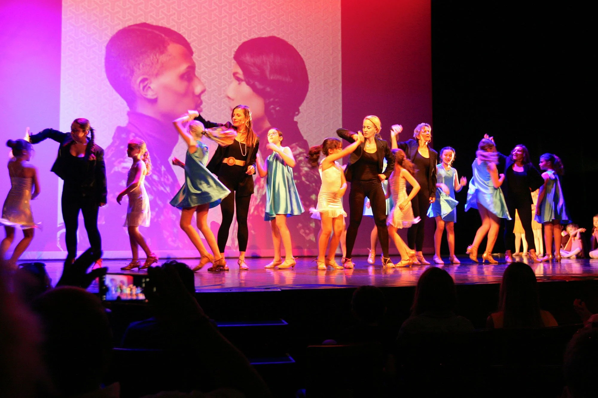 Grand spectacle du 26 mai 2024 au Théâtre Municipal de Fontainebleau sur le thème “Les musiciens légendaires”.