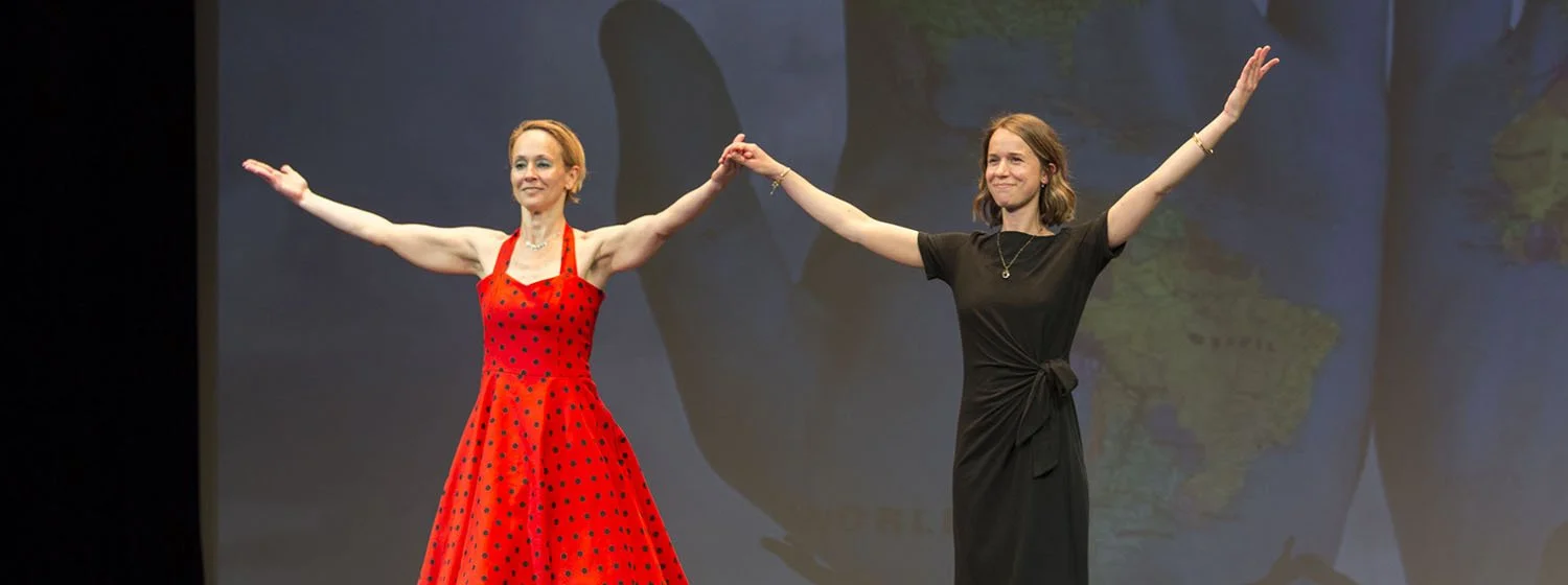 Beatrix Kostyova et Emma Hervillard saluant à la fin du grand spectacle 2025 au Théâtre Municipal de Fontainebleau.