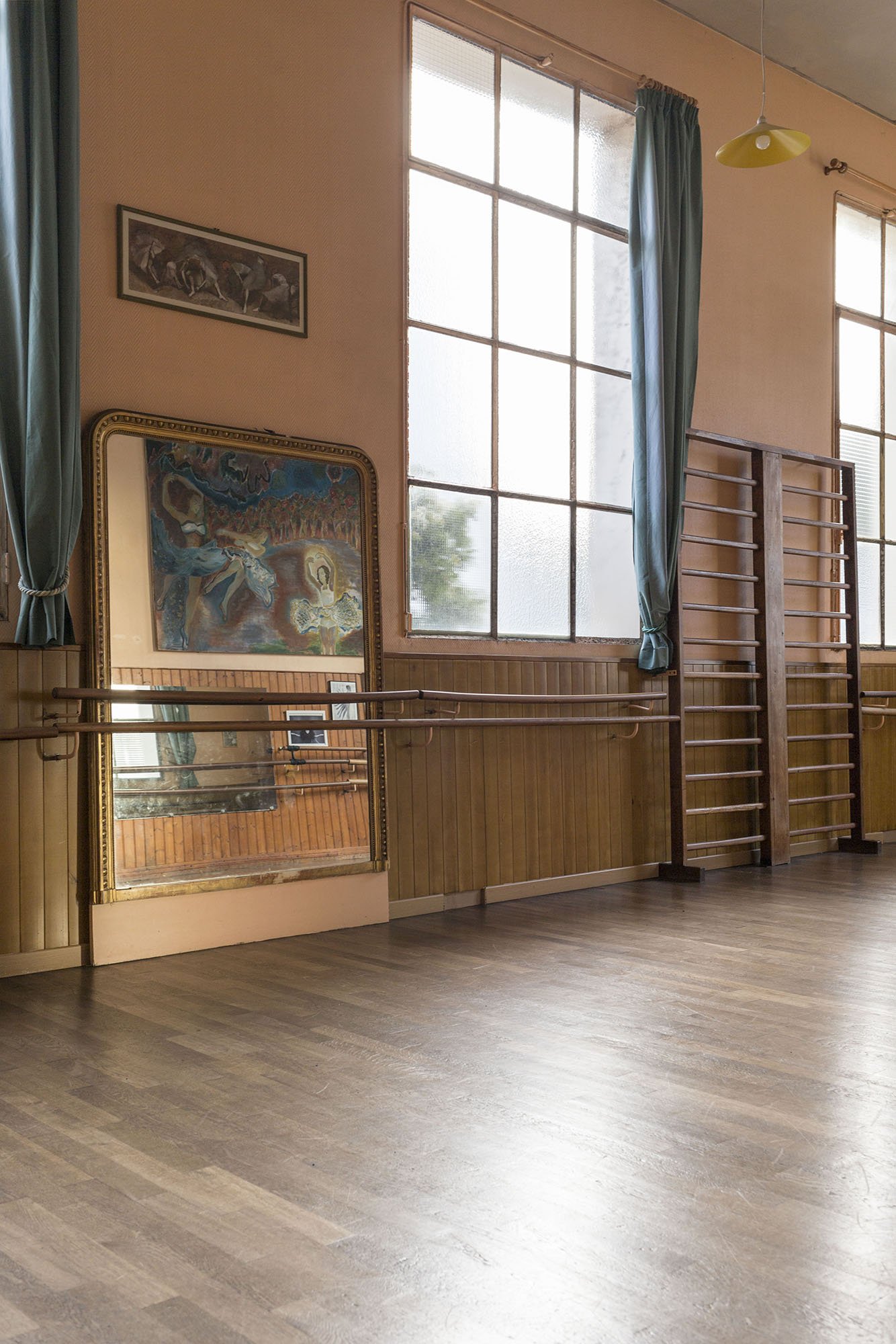 Vue de l'intérieur du studio de l'école La Sylvaine, miroir et barres.