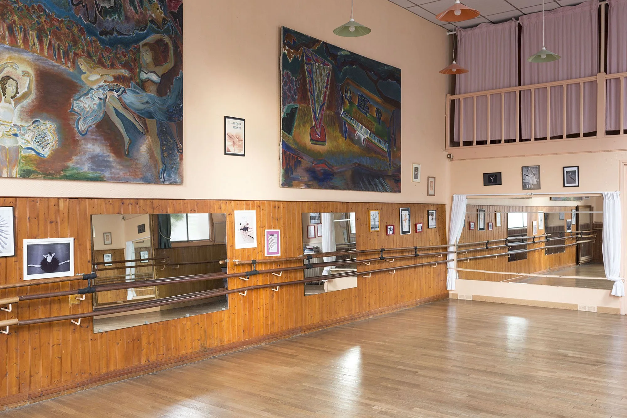 Vue de l'intérieur du studio de danse de l'école La Sylvaine, miroirs, barres et peintures de michel Terrasse.