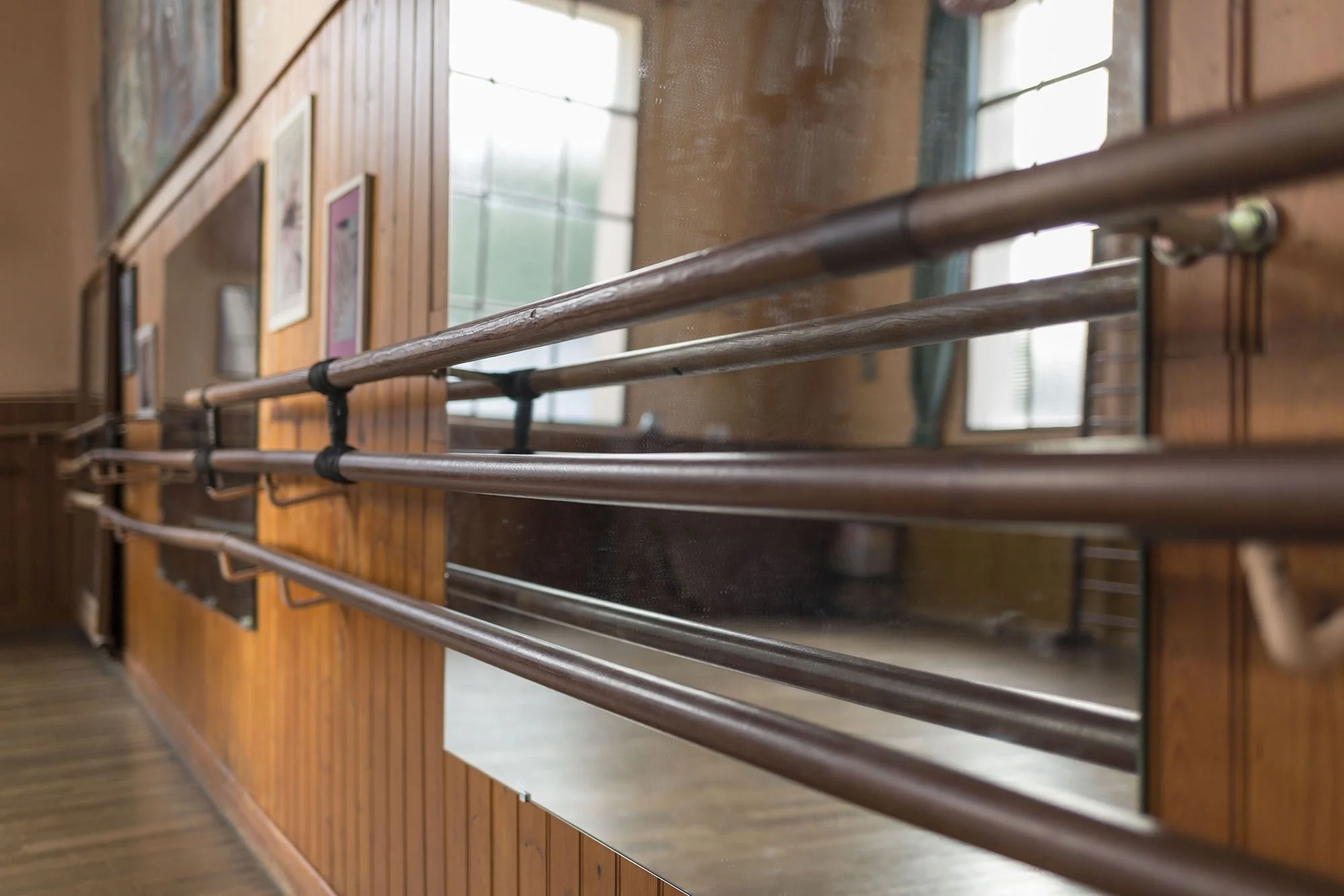 Vue de détail sur les barres et les miroirs dans le studio de l'école de danse La Sylvaine