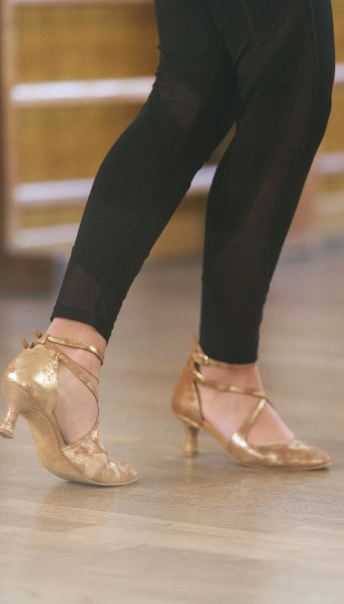 Danseuse en talons dans le studio de l'école La Sylvaine. Détail.