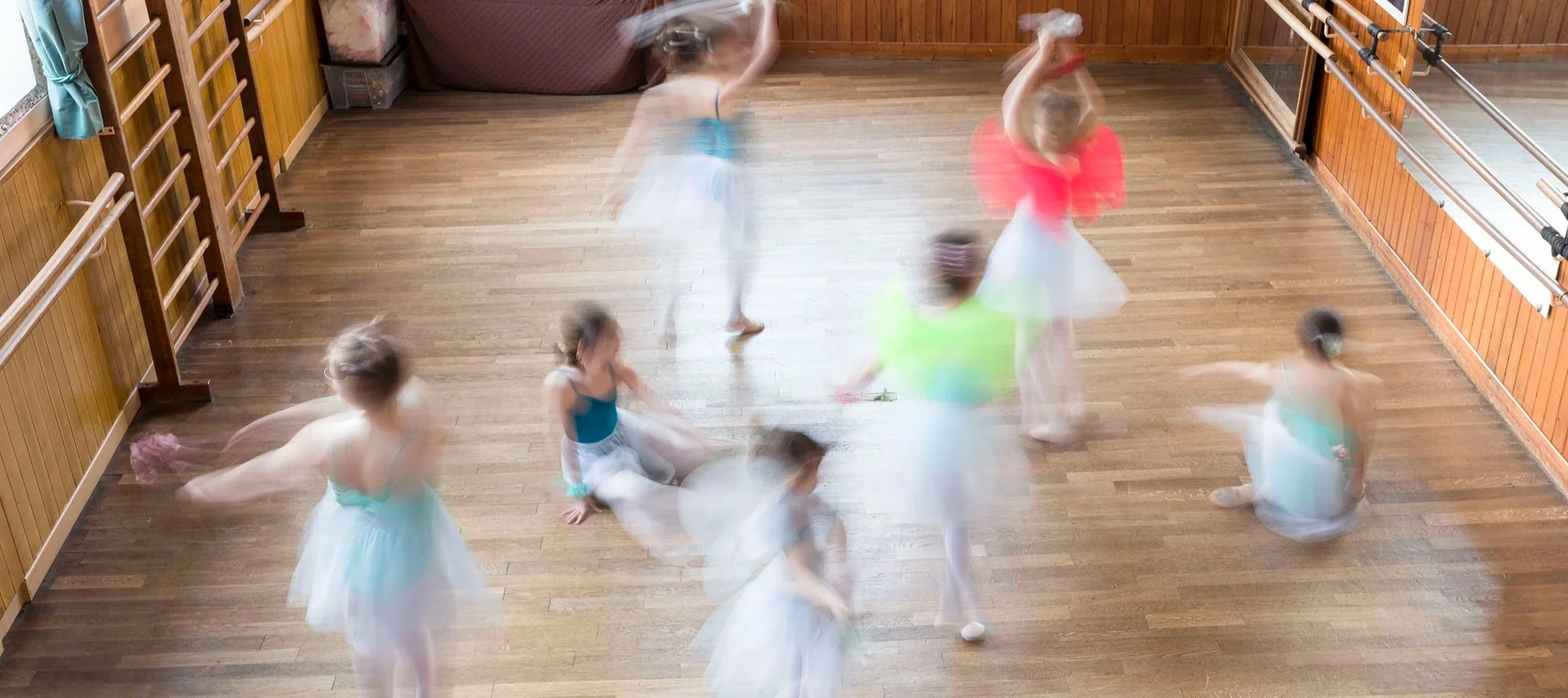 Groupe de danseuses classique en train de pratiquer dans le studio de l'école La Sylvaine.