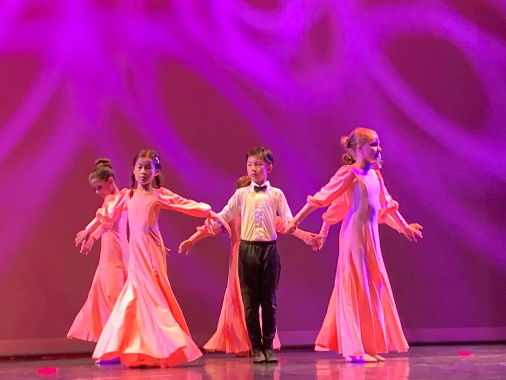 Grand spectacle du 20 juin 2021 au Théâtre Municipal de Fontainebleau sur le thème “Dansez masqué” (Covid).