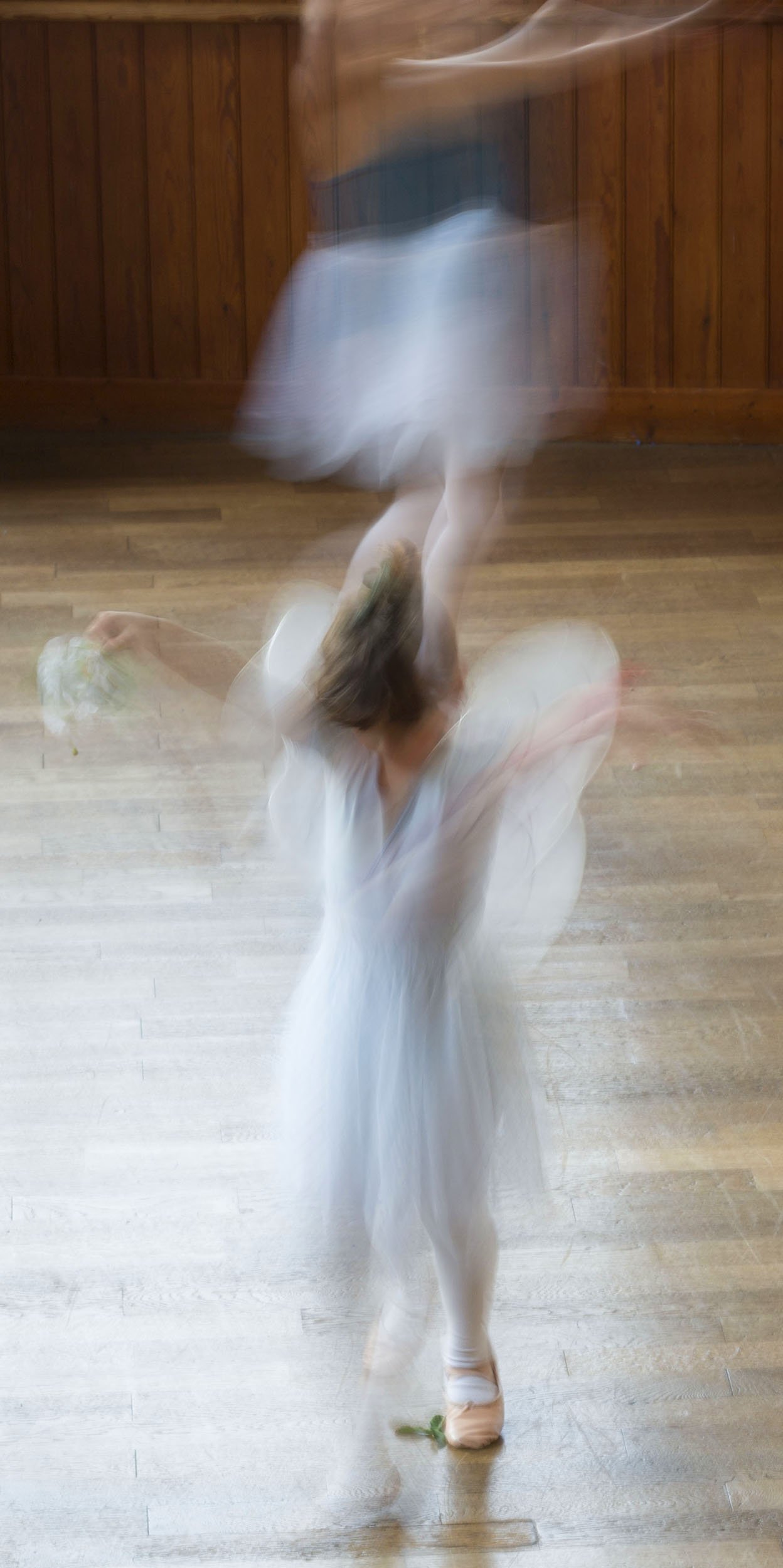 Jeune élève de danse avec des ailes d'ange dans le studio de danse de l'école La Sylvaine