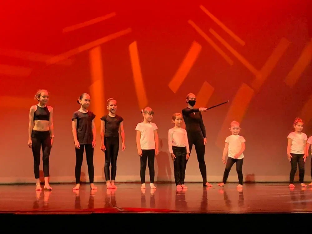 Grand spectacle du 20 juin 2021 au Théâtre Municipal de Fontainebleau sur le thème “Dansez masqué” (Covid).