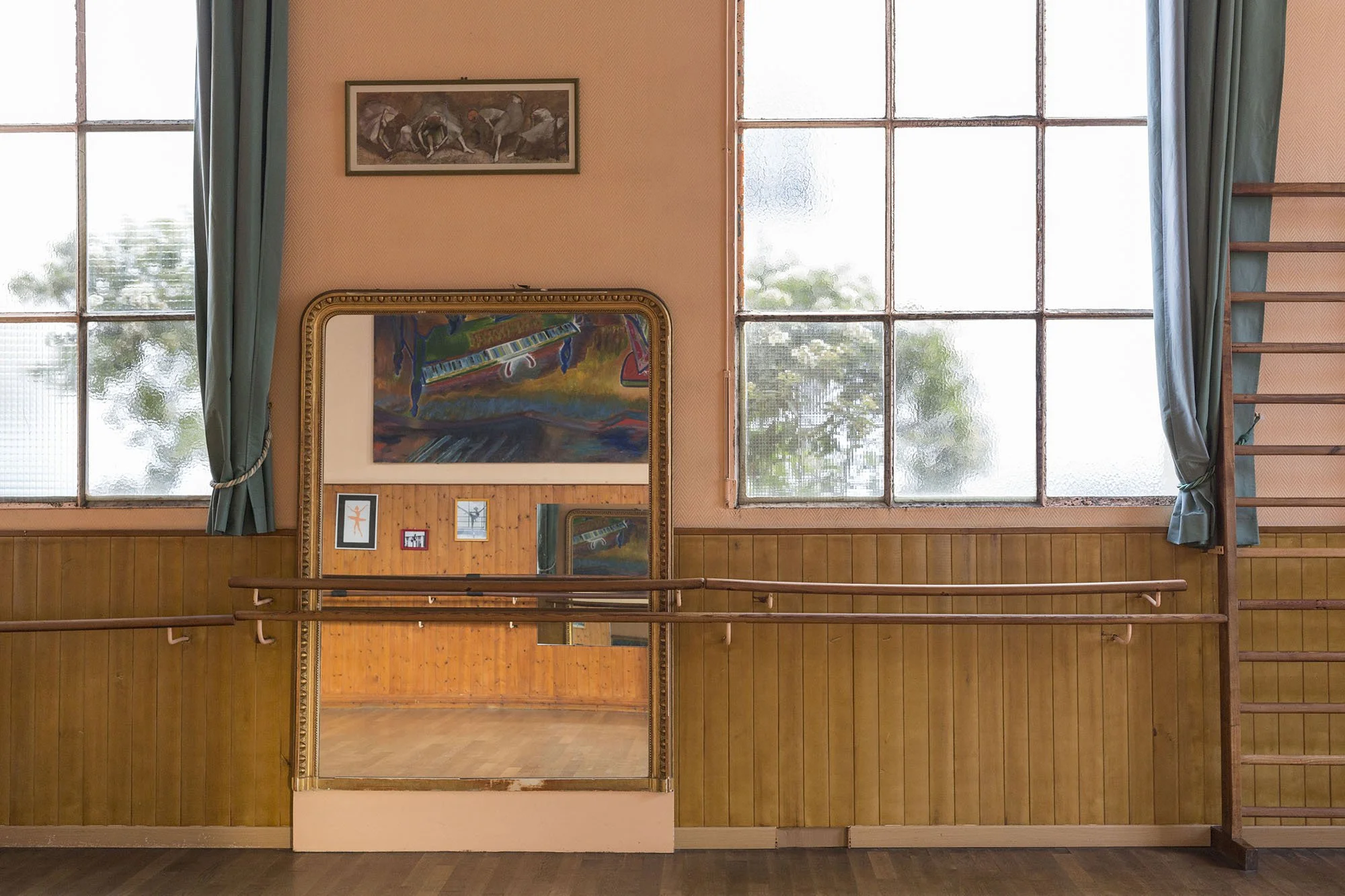 Vue du studio de l'école de danse La Sylvaine côté cour, miroir, barres et fenêtres.