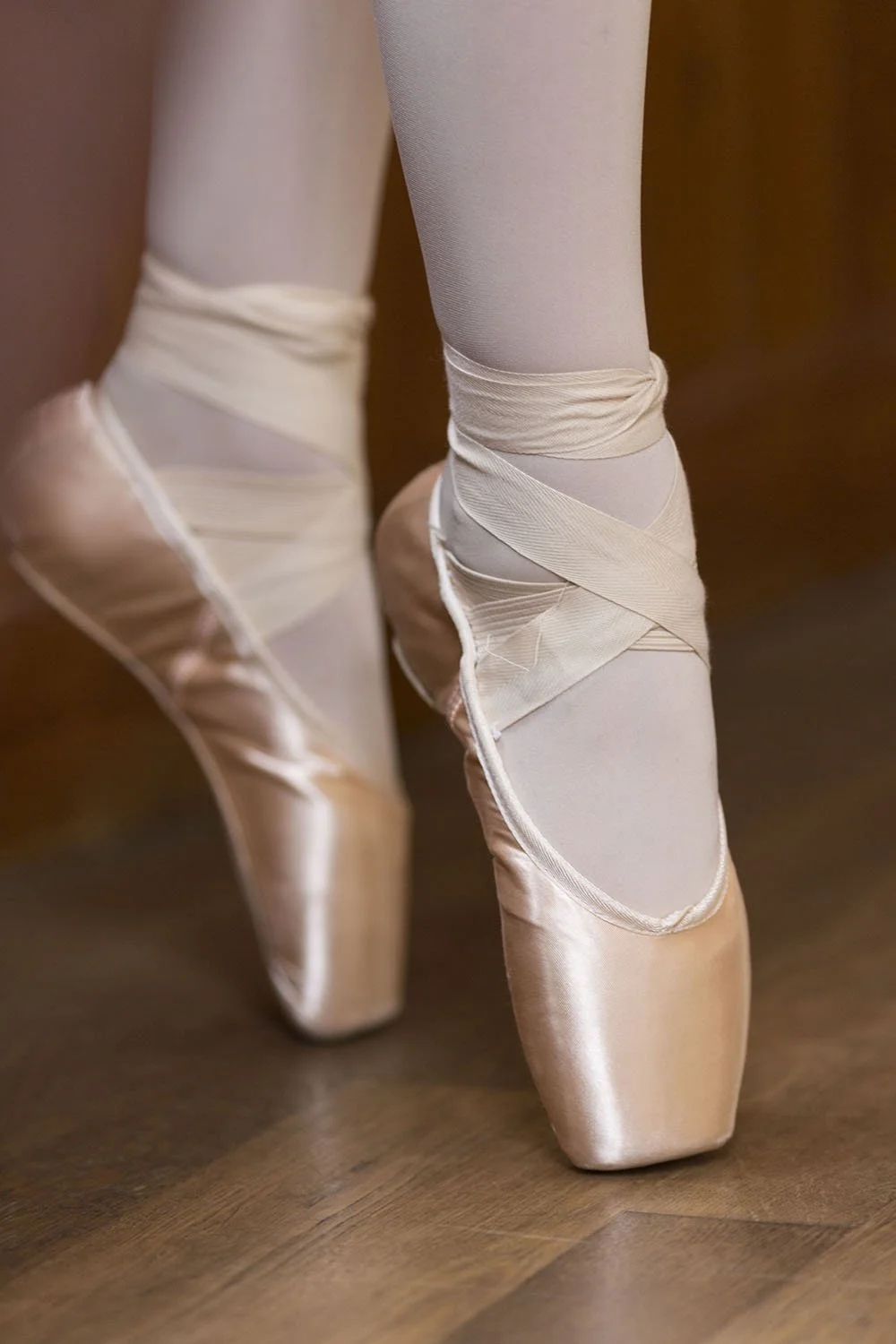 Pendant le cours de pointes dans le studio de l'école de danse La Sylvaine à Fontainebleau. Détail.
