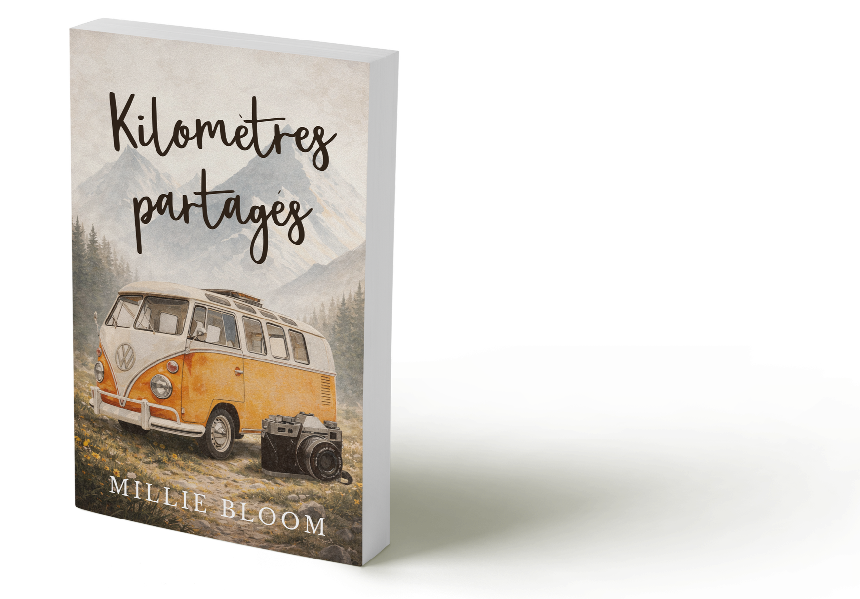 Couverture de livre intitulée 'Kilomètres partagés' de Millie Bloom, montrant un bus Volkswagen vintage orange et blanc avec un appareil photo à côté, dans un paysage de montagnes et forêt.