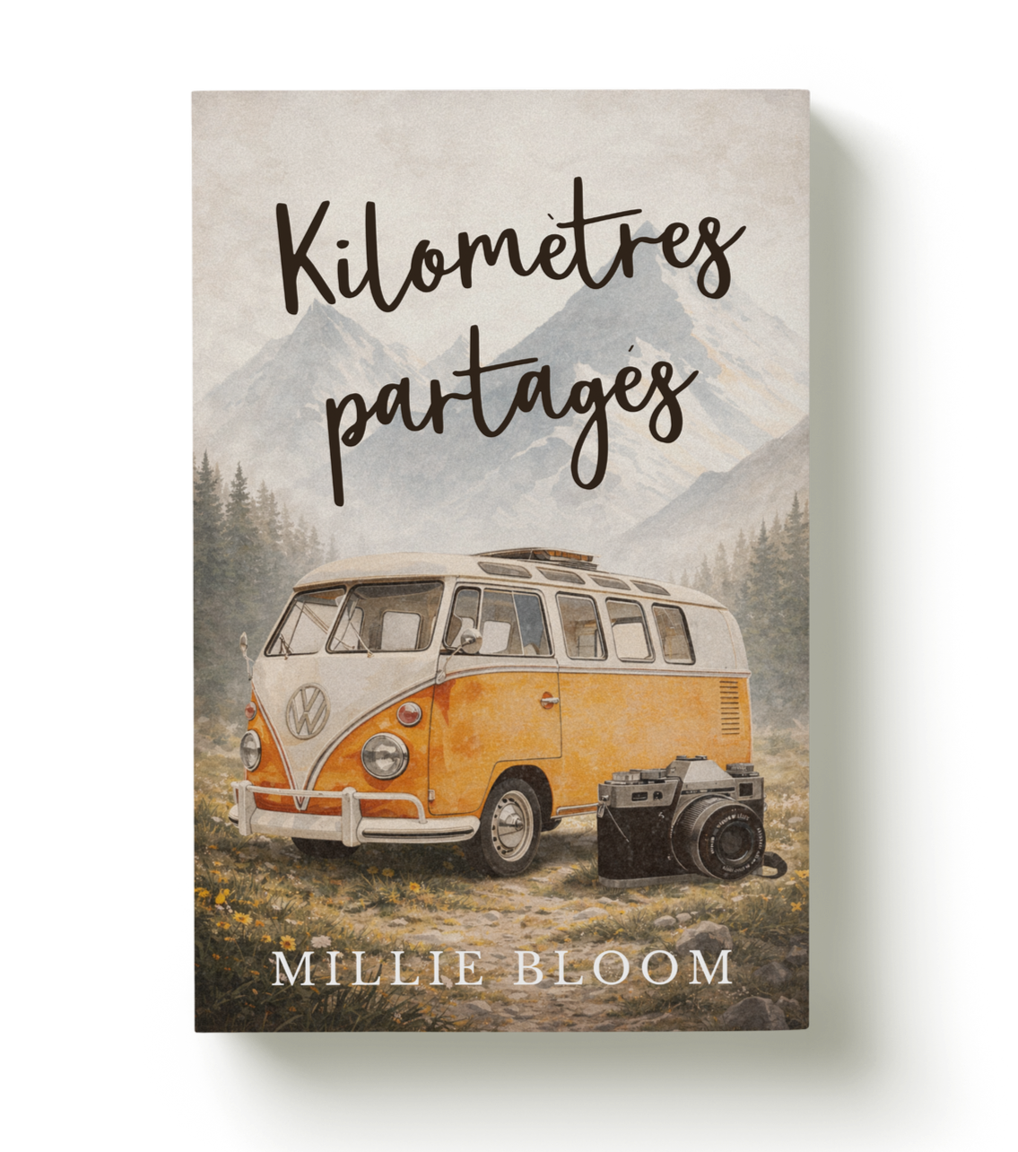 Couverture de livre avec un camping-car vintage orange, un appareil photo, un paysage de montagnes et de forêt, et le titre "Kilomètres partagés" de Millie Bloom.